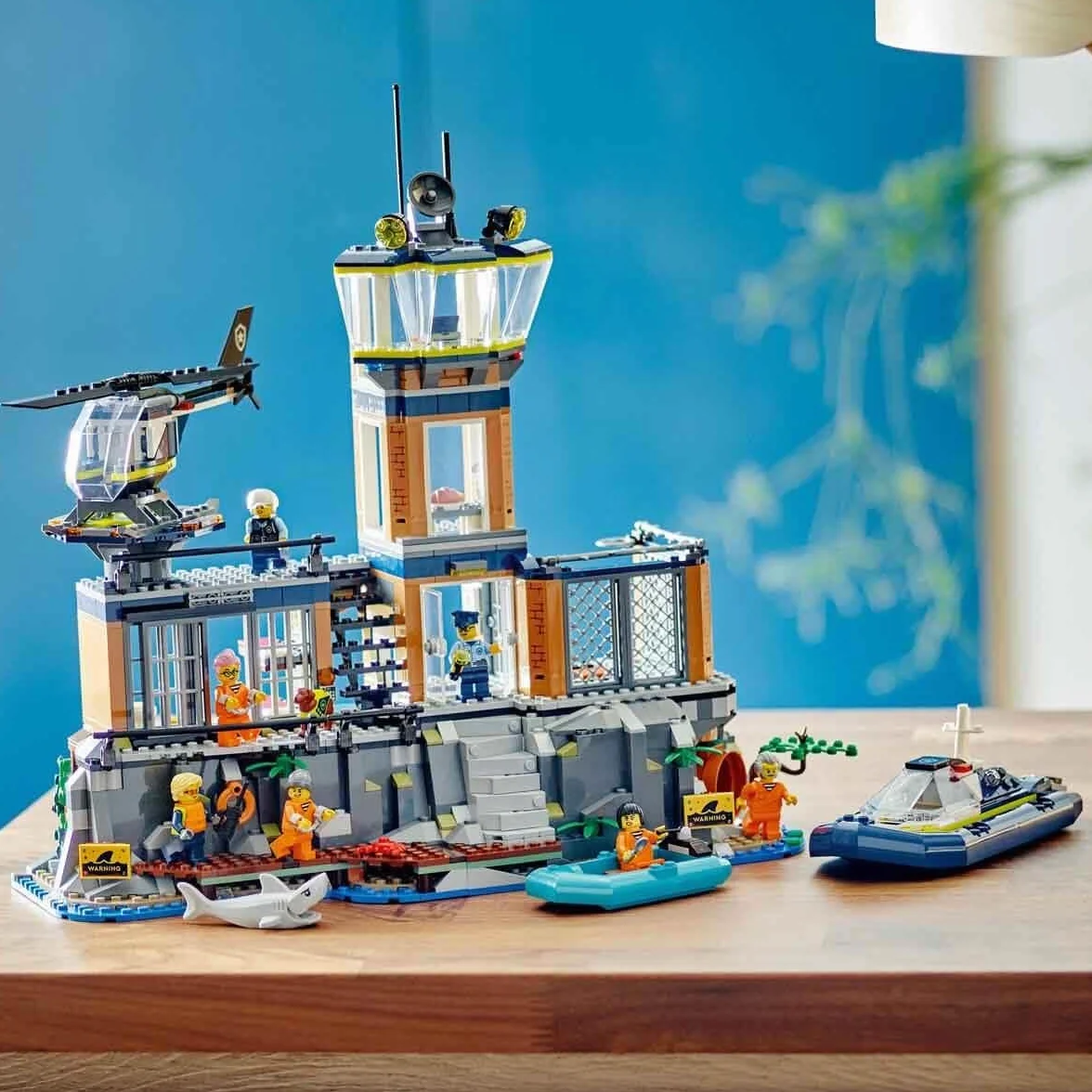 LEGO City Policja z Więziennej Wyspy 60419 dla chłopców i dziewczynek w wieku od siedmiu lat, którzy uwielbiają twórczą zabawę; helikopter, łódka i ponton, siedem minifigurek oraz figurki psa i rekina