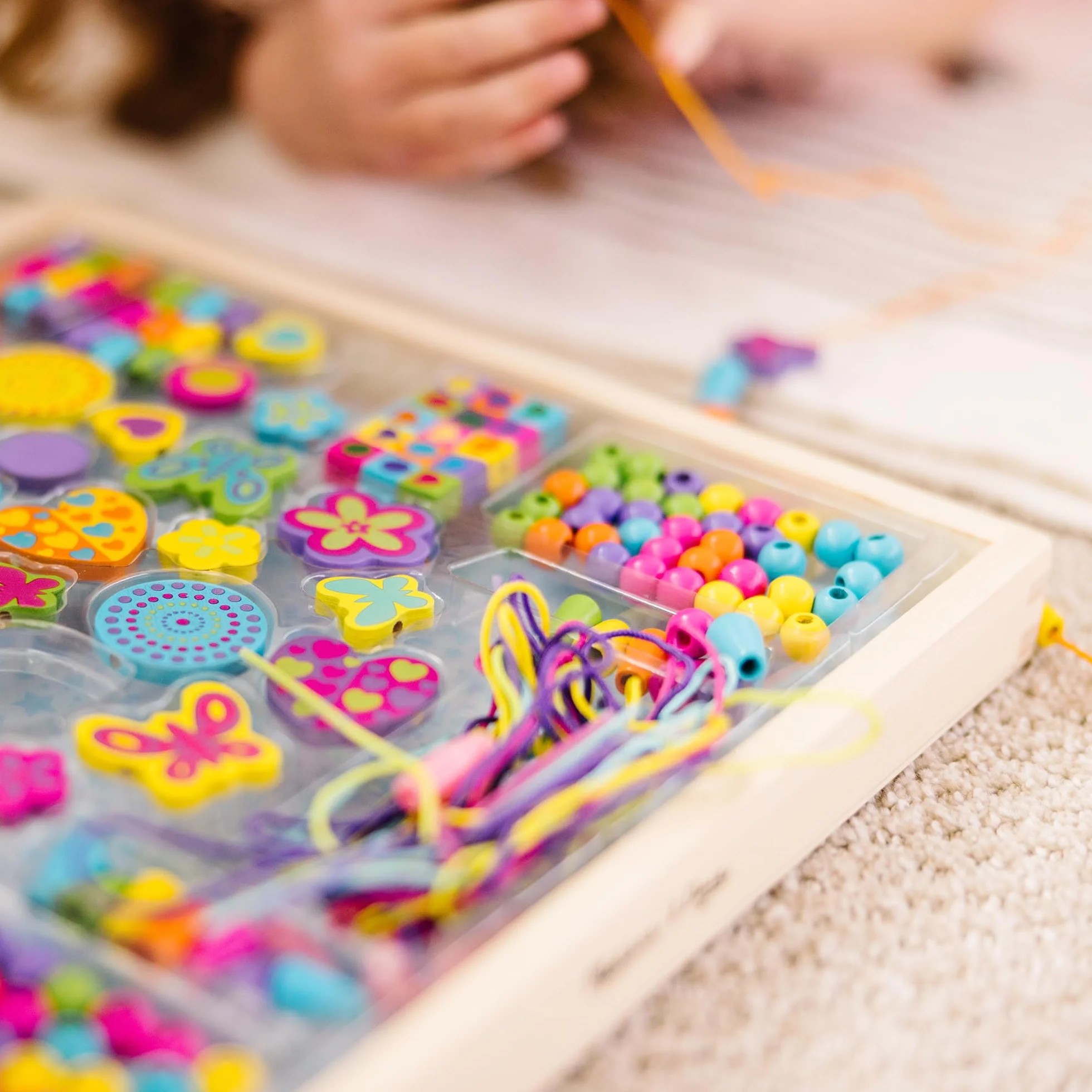 Melissa & Doug Drewniany Zestaw Koralików | Zabawa kreatywna| Zestaw koralików do robienia biżuterii| Drewniane koraliki dla dzieci w wieku 3 4 5 6 lat | Prezent dla chłopca lub dziewczynki