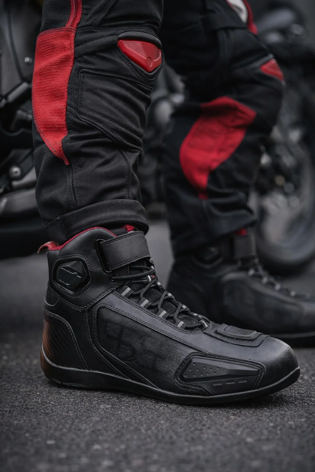 IsX Buty motocyklowe z systemem sznurowania, formowane suwaki na palce, boczny zamek błyskawiczny, antypoślizgowa podeszwa, czarne
