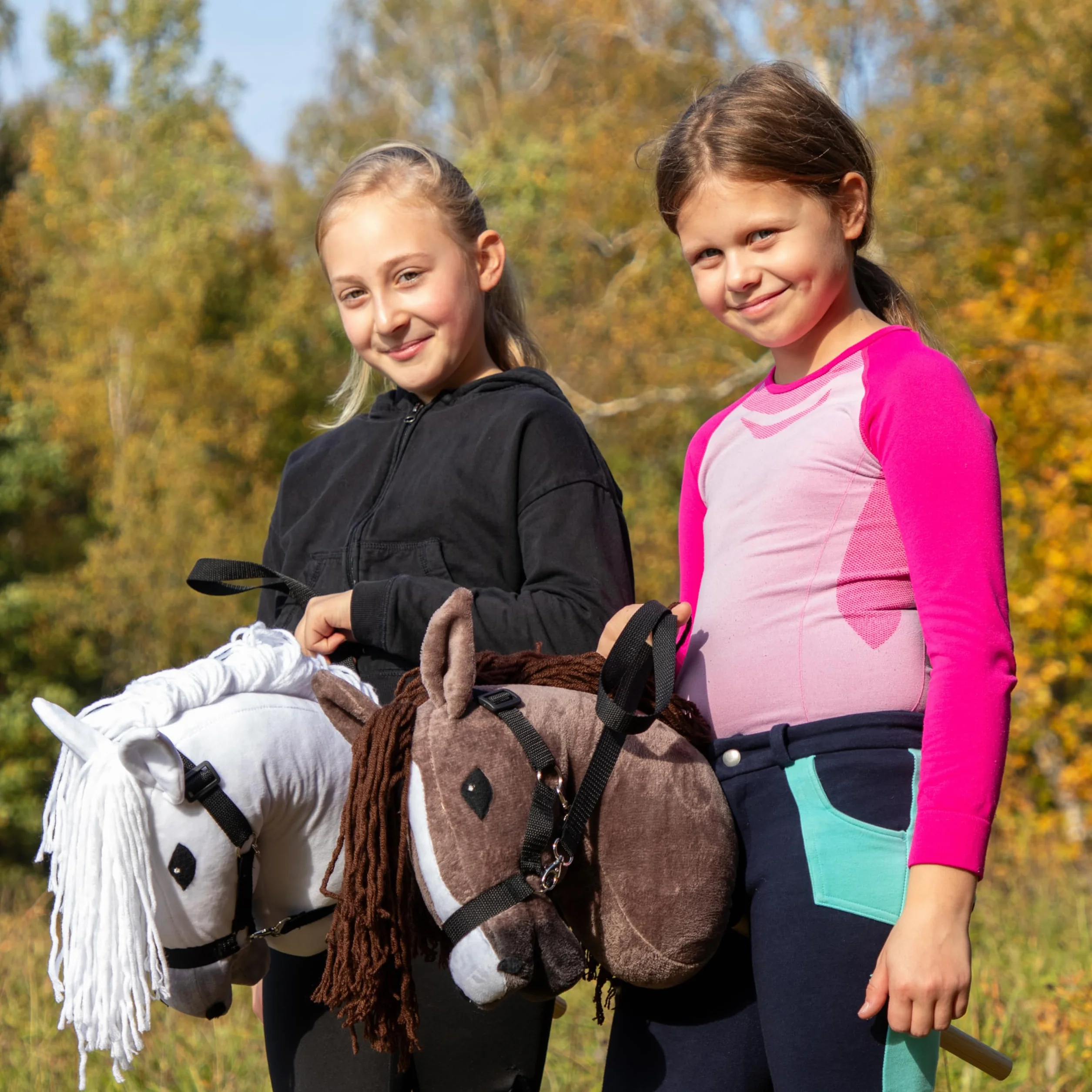 SKIPPI Hobby Horse Kasztanowaty, Brązowy Koń na Kiju, Kantar i Wodze w Zestawie, Duży A3 Konik na Patyku, Prezent dla Dziewczynki, dla Dziecka
