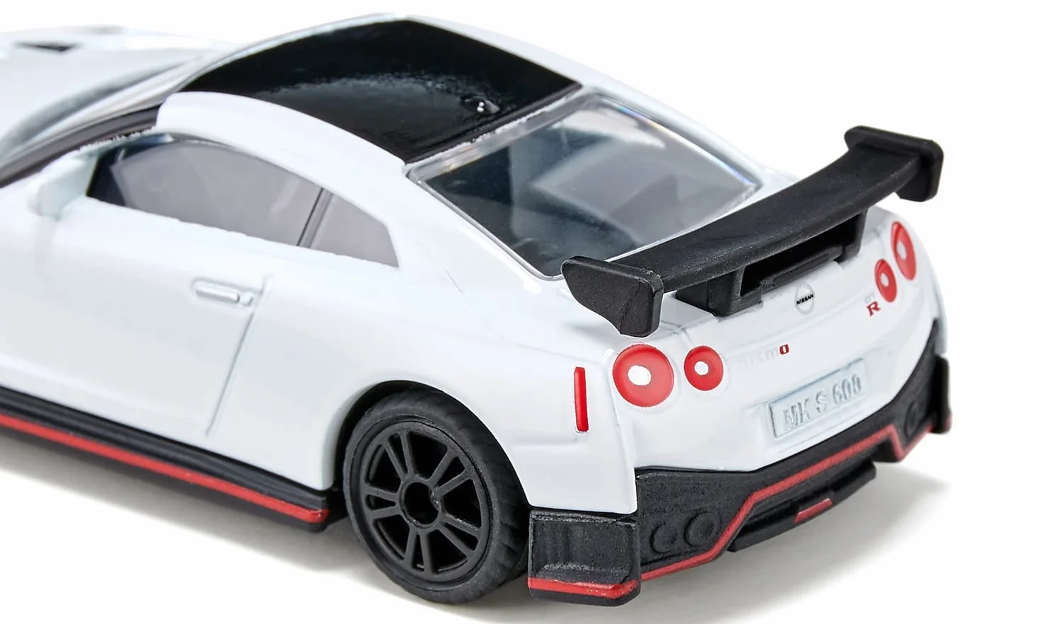 Siku 1579, Nissan GT-R Nismo, Zabawkowy samochód, Metal,tworzywo sztuczne, Czarny,biały, Z gumowymi oponami i spojlerem