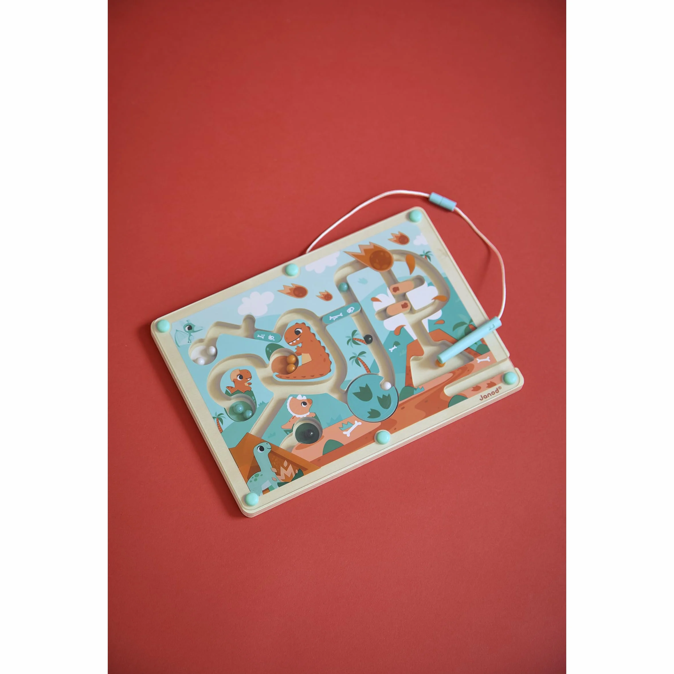 Janod - Labirynt magnetyczny z drewnianymi kulkami Dino - 12 kulek magnetycznych + rysik magnetyczny - nauka drobnej motoryki i koncentracji - rozmiar: 18 x 25 cm, począwszy od 2 lat