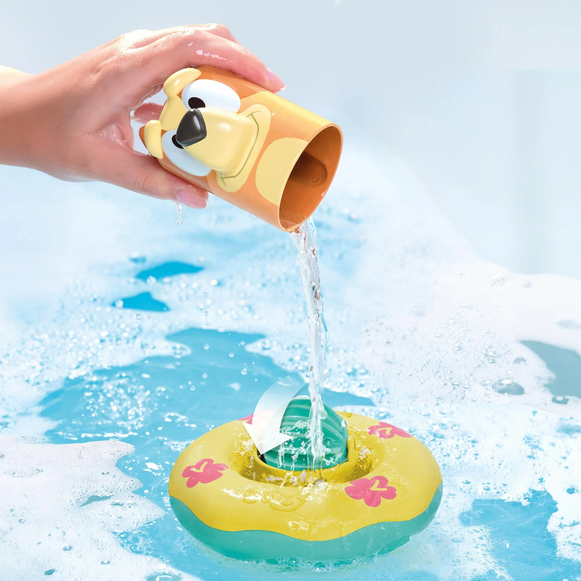 Tomy Toomies Bluey and Bingo Boi Bingo Toy Zestaw 2 szt. | Bluey i Bingo w bojach z kołami wodnymi | Oficjalnie licencjonowane zabawki Bluey | Zabawki dla dzieci od 18 miesięcy