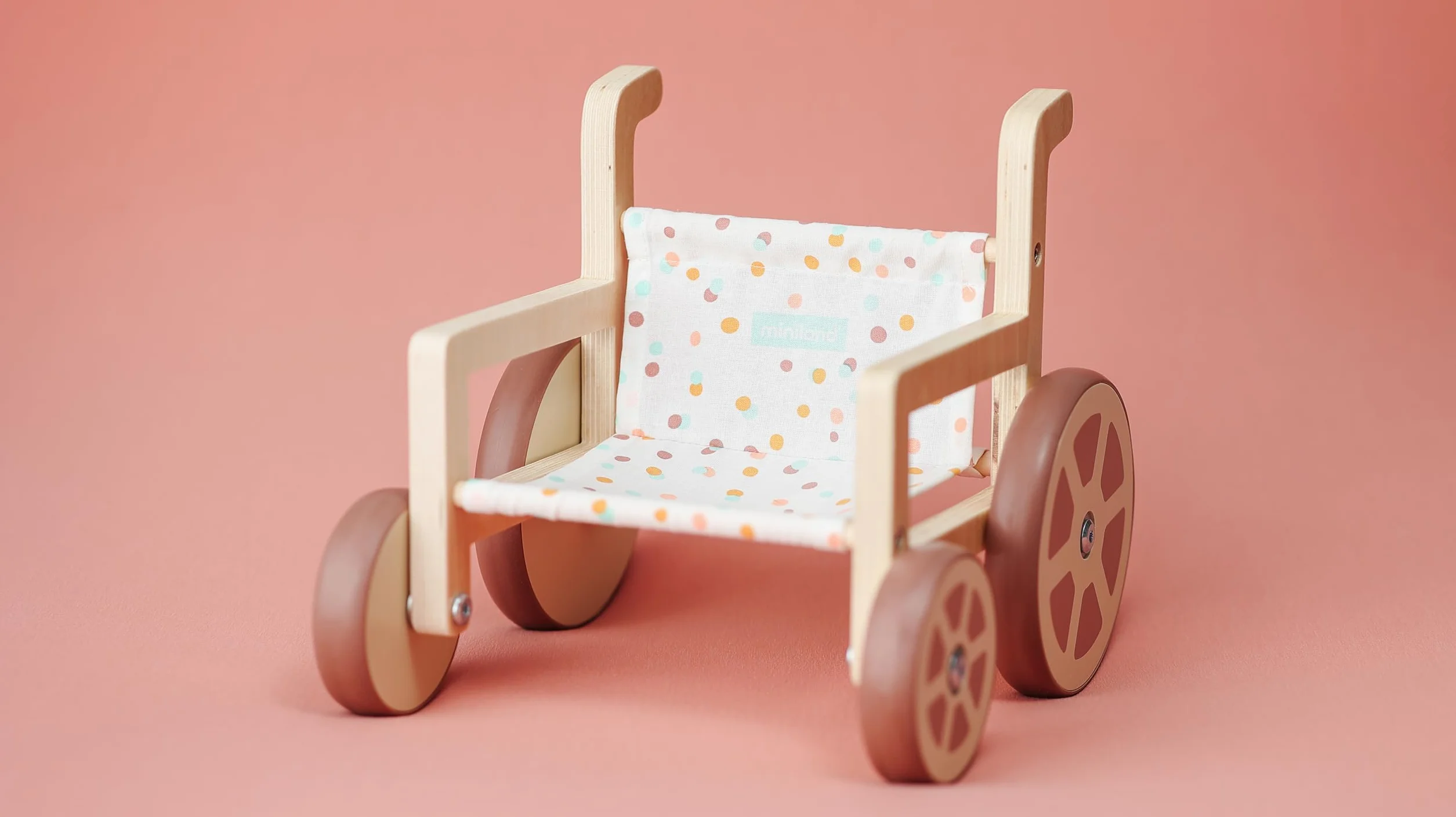 Miniland Wózek inwalidzki z materiałów przyjaznych dla środowiska dla lalek do 38 cm. Włączenie.