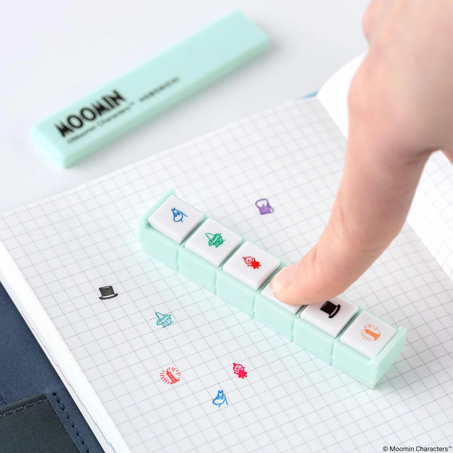 Hobonichi Techo Akcesoria – Kodomo no Kao x Hobonichi: Pochitto6 Pieczątka przyciskowa (Moomin)