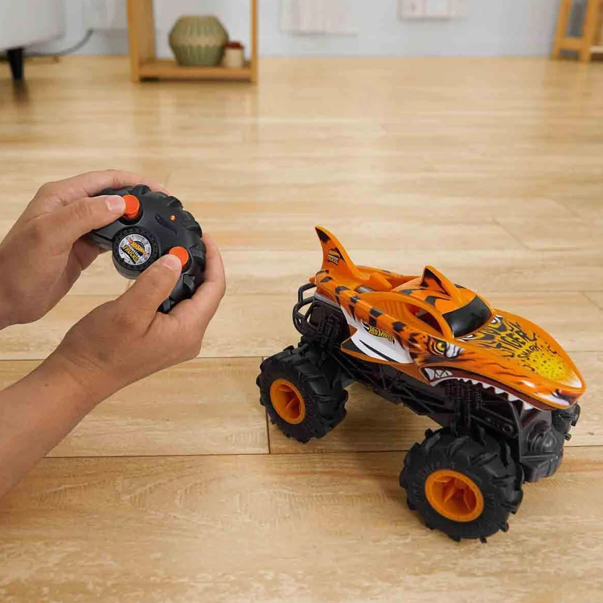 Hot Wheels Monster Trucks R/C Tiger Shark Pojazd zdalnie sterowany 1:24, jazda na każdej powierzchni dzięki oponom Terrain Action, HNV03