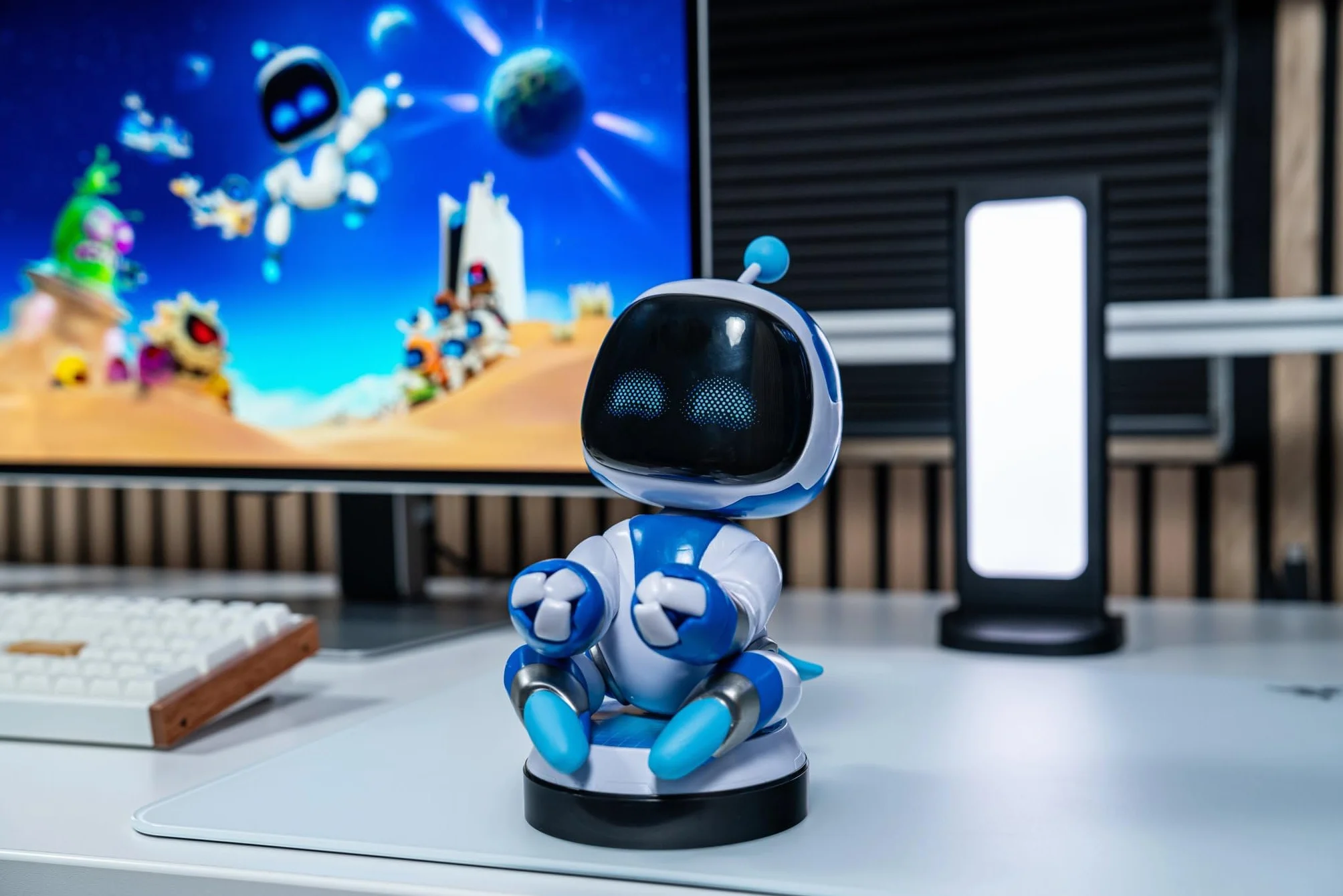 Cableguys PlayStation Gaming Astro Bot figurka - uchwyt na kontroler lub smartfon