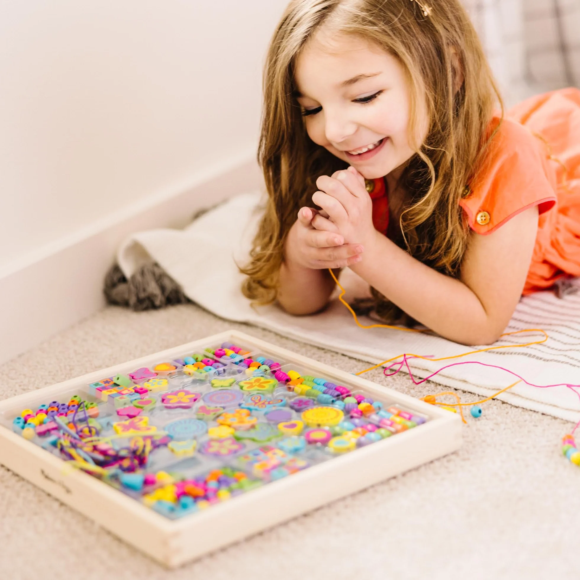 Melissa & Doug Drewniany Zestaw Koralików | Zabawa kreatywna| Zestaw koralików do robienia biżuterii| Drewniane koraliki dla dzieci w wieku 3 4 5 6 lat | Prezent dla chłopca lub dziewczynki