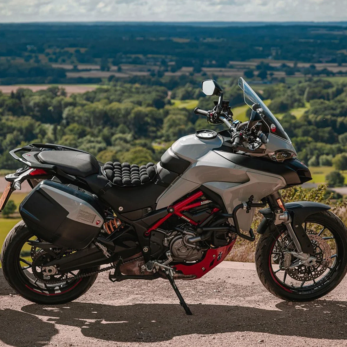 Sarini Poduszka na siedzenie motocyklowe, nadmuchiwana poduszka na siedzenie odciążające, uniwersalna poduszka na ławkę motocyklową, ergonomiczny komfort dla kierowców, rozmiar 37,5 x 36 x 3,5 cm