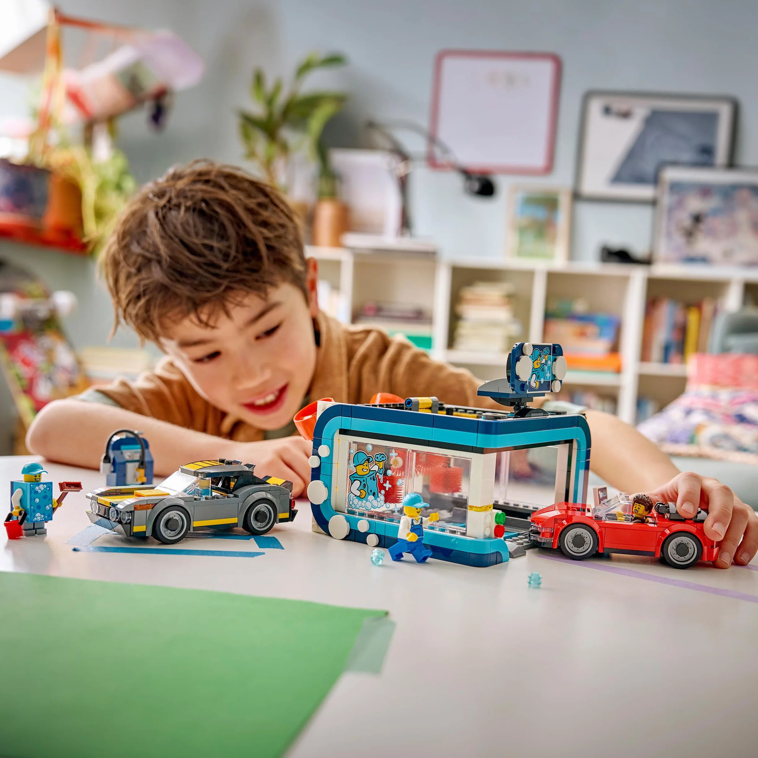 LEGO City Automatyczna myjnia samochodowa, zabawka konstrukcyjna dla dziecka, zestaw z 2 samochodami, pomysł na prezent dla chłopca lub dziewczynki od 6 lat 60497