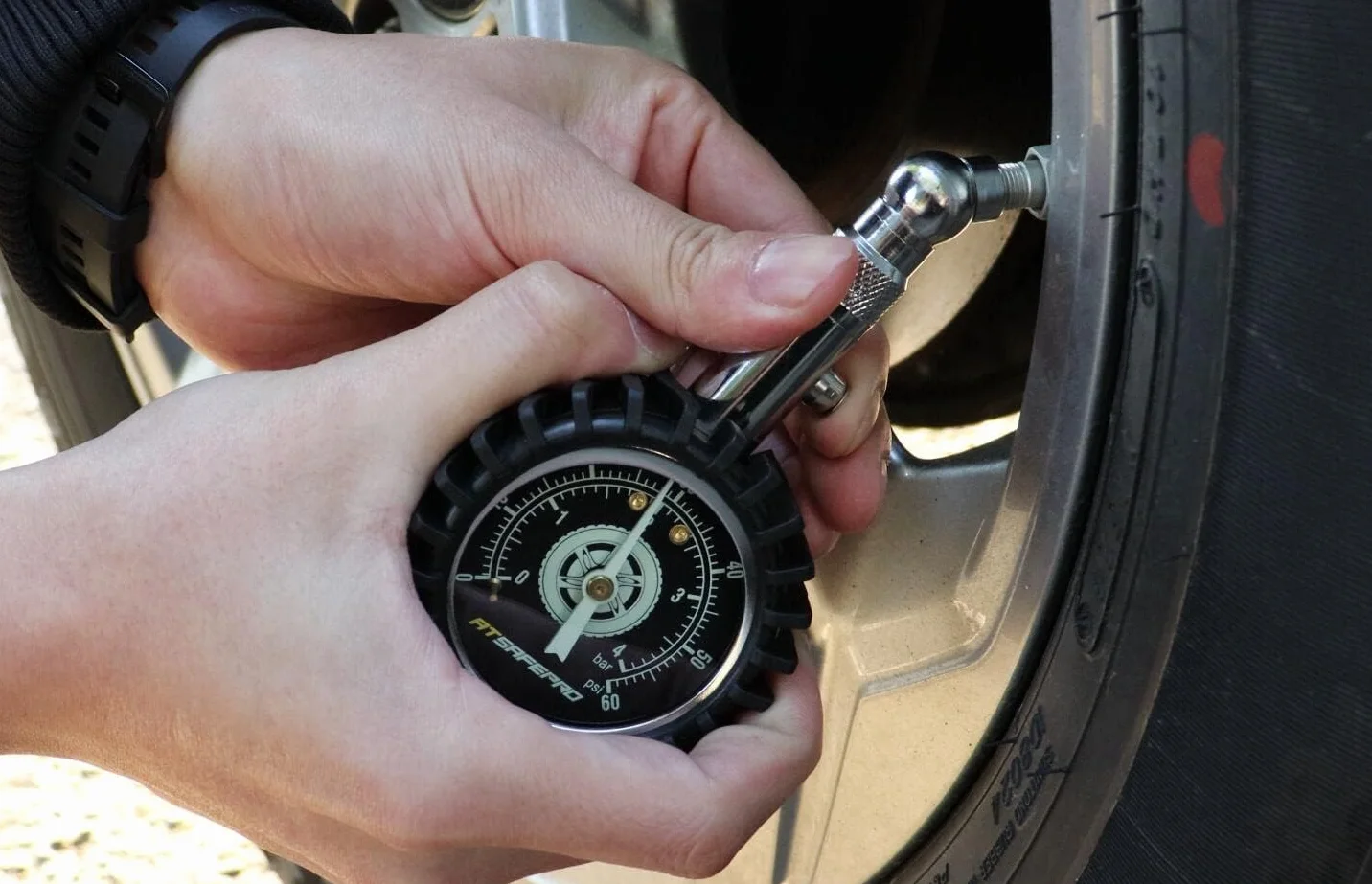 ATsafepro Miernik ciśnienia w oponach 4 bar/60 psi, certyfikat ANSI B40.1, profesjonalny mechaniczny do motocykli i samochodów