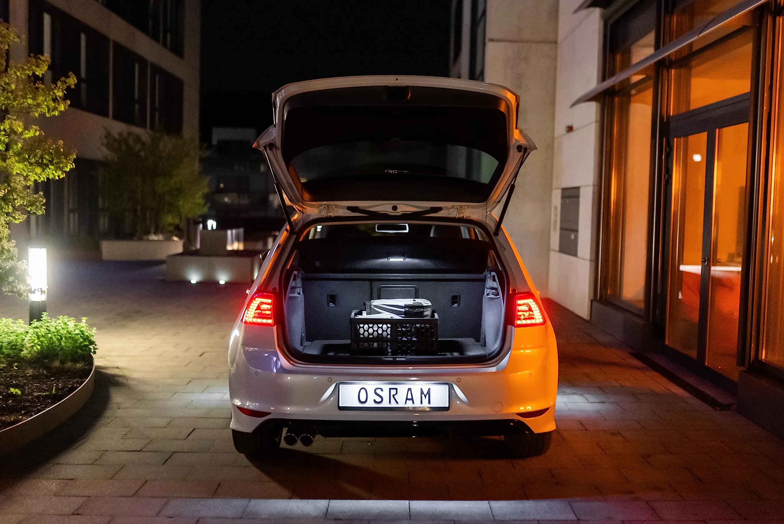 OSRAM LEDambient Trunk Light, z funkcją automatycznego oświetlenia, ładowalna i uniwersalna lampa LED bagażnika