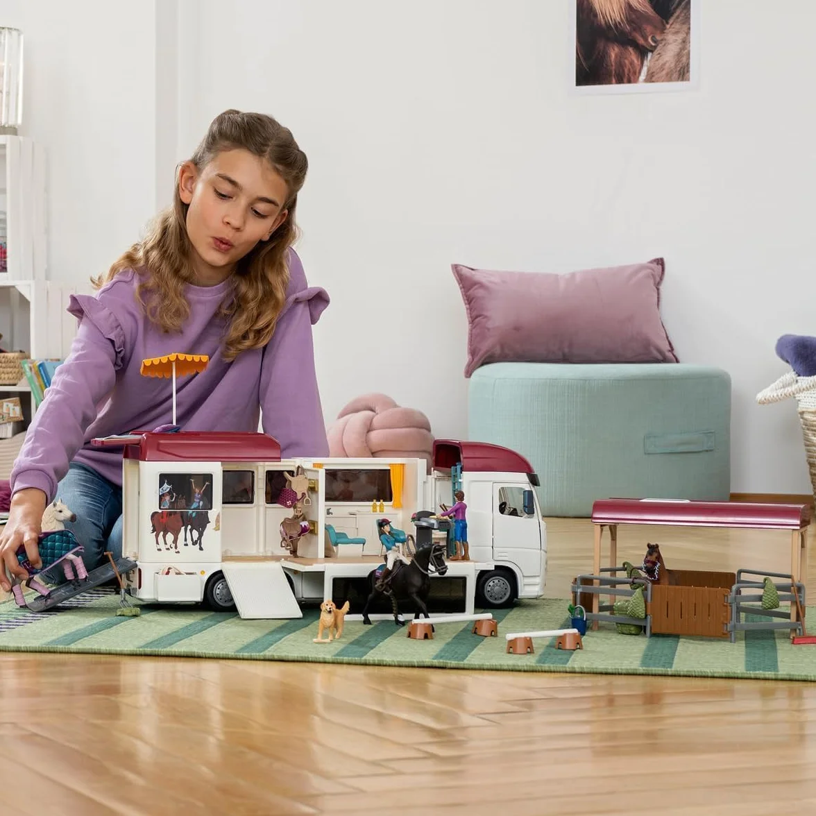 schleich HORSE CLUB | Transporter dla koni 42619 | z boksem, 3 końmi, Lisą, jej rodzicami i akcesoriami | idealny prezent dla dziewczynek i chłopców | zabawka z końmi od 5 lat | zestaw 227 elementów