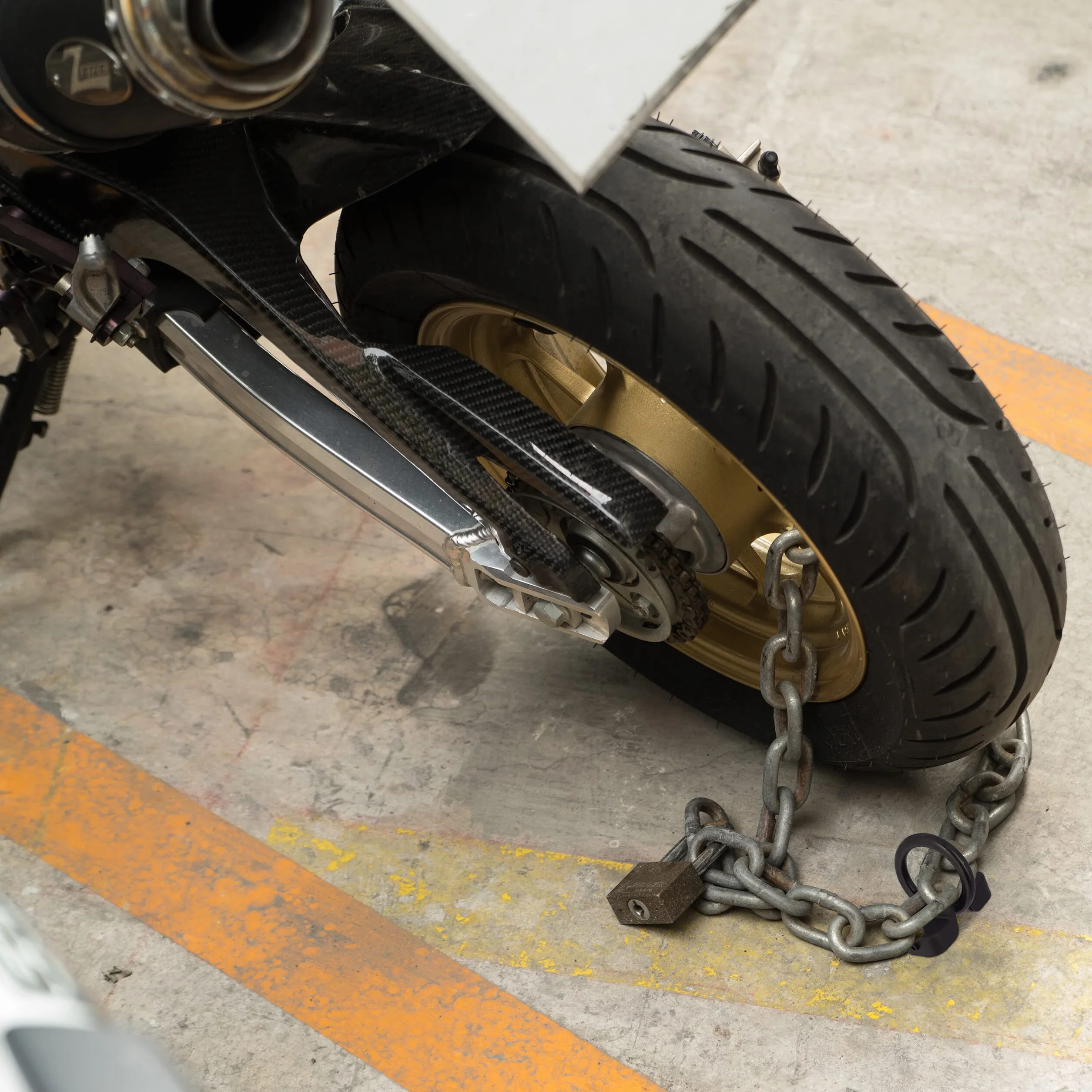 Relaxdays Kotwa ścienna i podłogowa zabezpieczenie do roweru i motocykla pałąk 14 mm stal tworzywo sztuczne czarne
