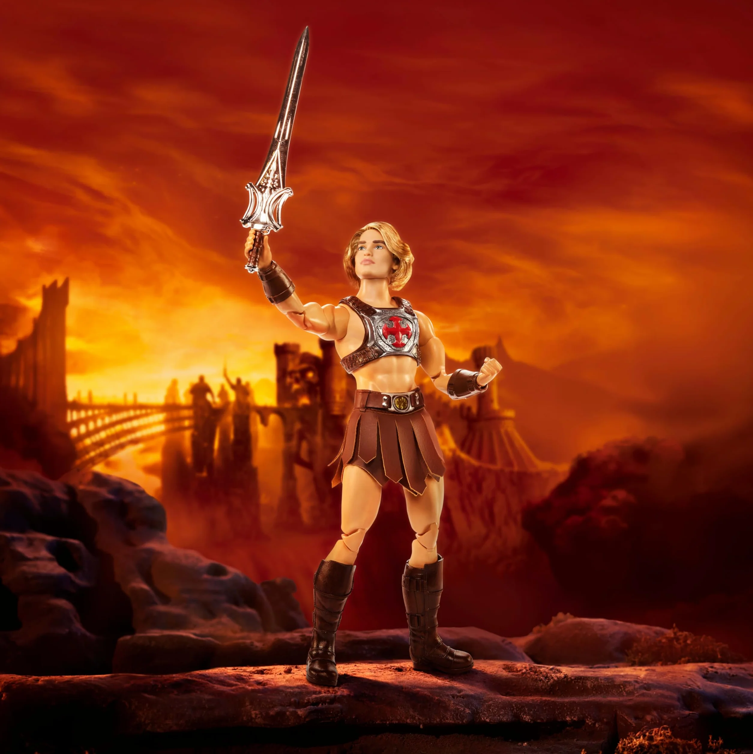 Barbie Signature Masters of the Universe Ken He-Man Lalka kolekcjonerska w charakterystycznym stroju z uprzężą bojową, w zestawie „miecz” i podstawka dla lalki, zabawka dla dzieci 6+, JJY03