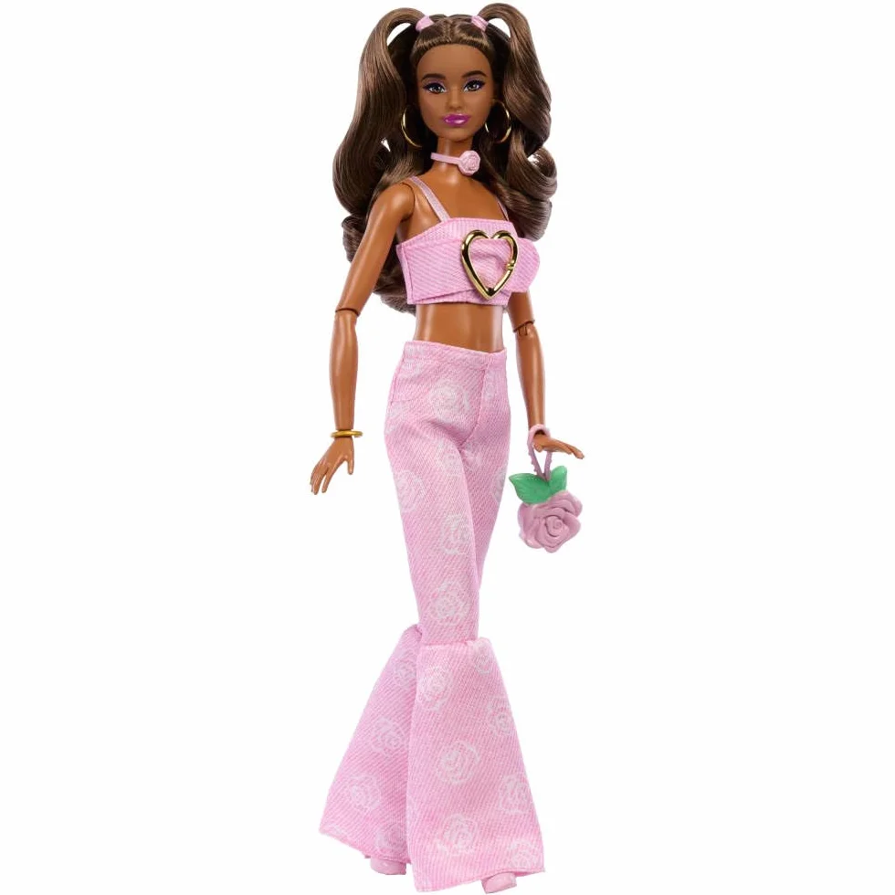 Barbie Deluxe Style Różowy denim Lalka #12 Falowane brązowe włosy, crop top i spodnie dzwony w róże, akcesoria, w tym torebka-róża i biżuteria, zabawka dla dzieci 4+, JJN72