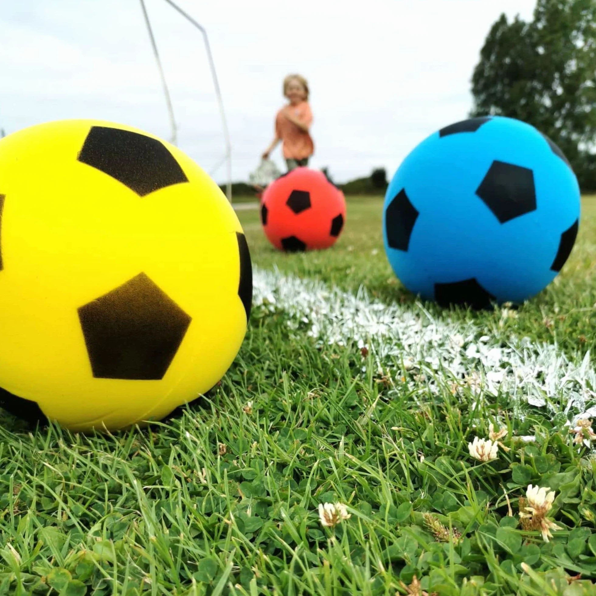 HTI Fun Sport Piłka nożna 20 cm, do użytku wewnątrz i na zewnątrz, miękka gąbka, piłka nożna, graj w wiele gier dla godzin zabawy, odpowiednia dla dorosłych, chłopców i dziewcząt w każdym wieku (19,4