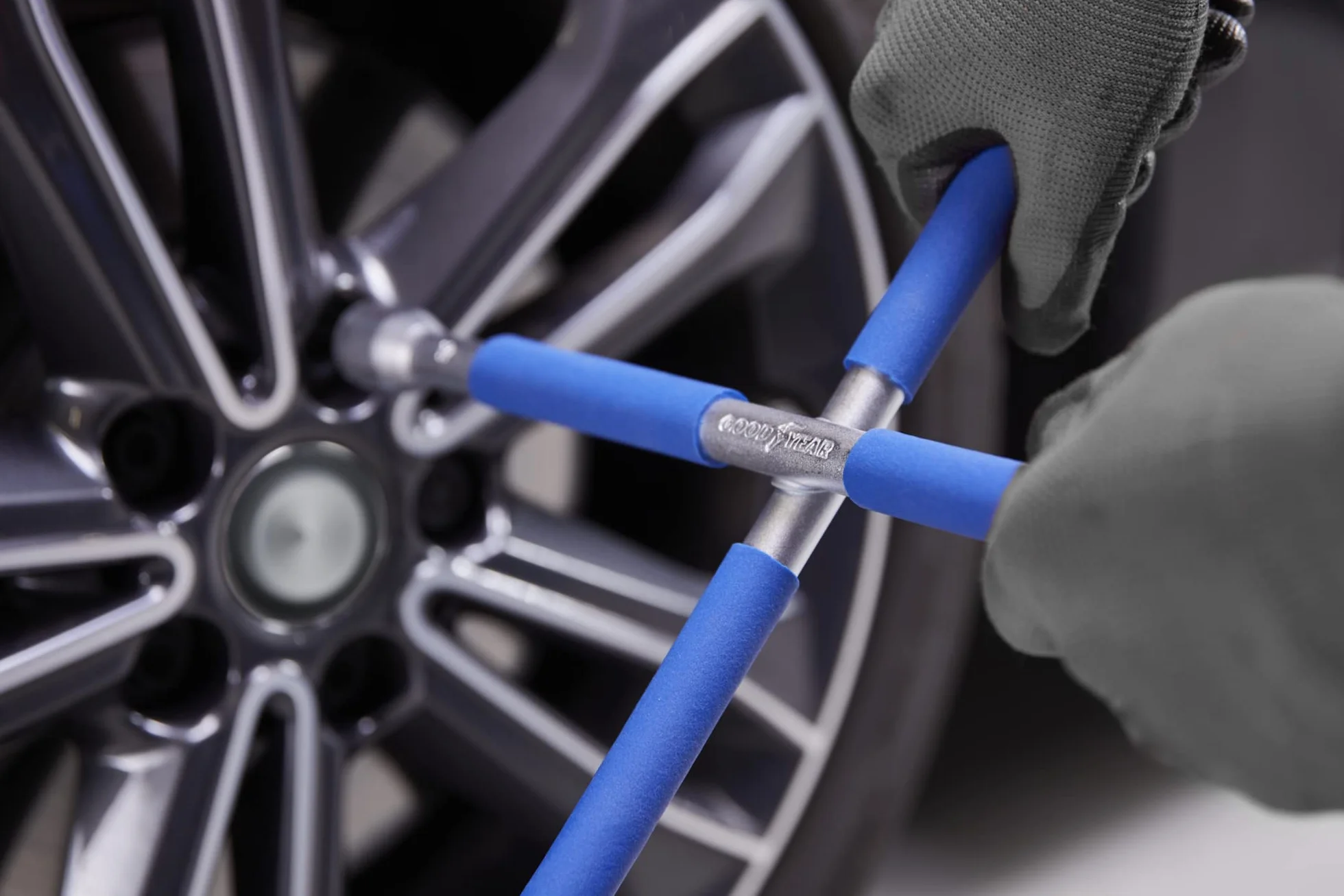 GOODYEAR 75520 klucz krzyżowy klasy premium, z powłoką antypoślizgową, krzyżak do kół, klucz do prawie wszystkich popularnych samochodów