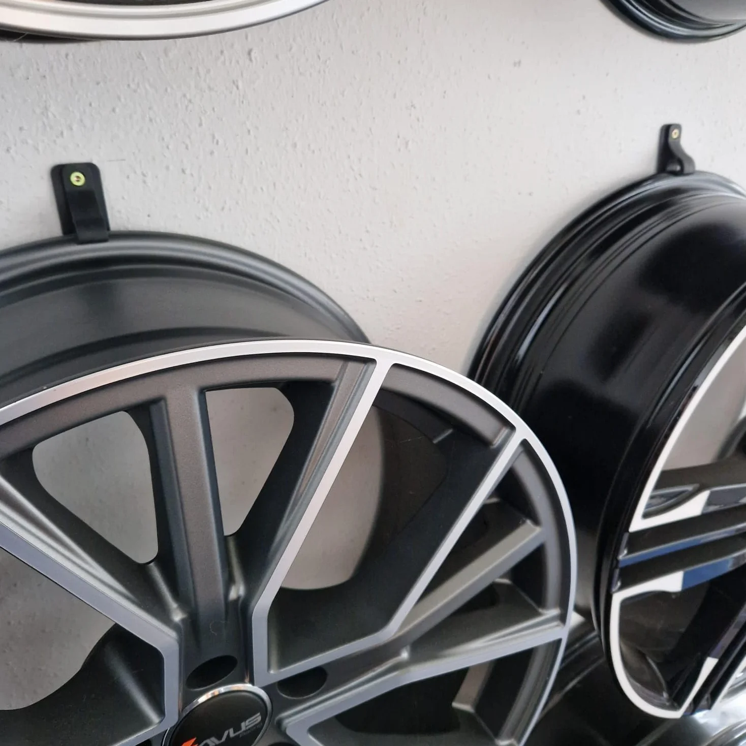 Zestaw 10 uchwytów na felgi, uchwyty ścienne na felgi, felgi aluminiowe, do użytku w salonach
