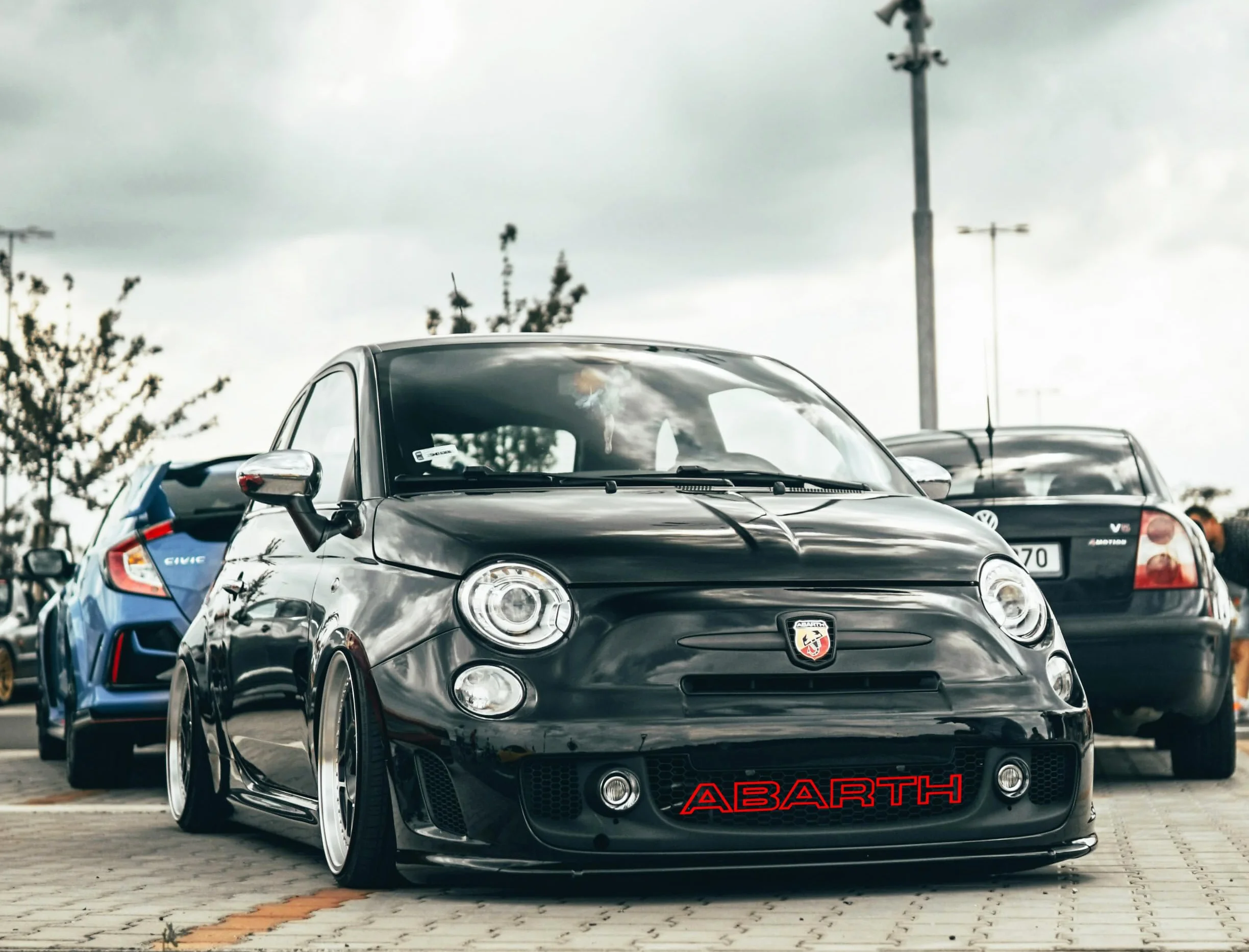 Abarth napis na przednią kratkę FIAT 500 ABARTH oryginalny styl dekoracja logo czerwony