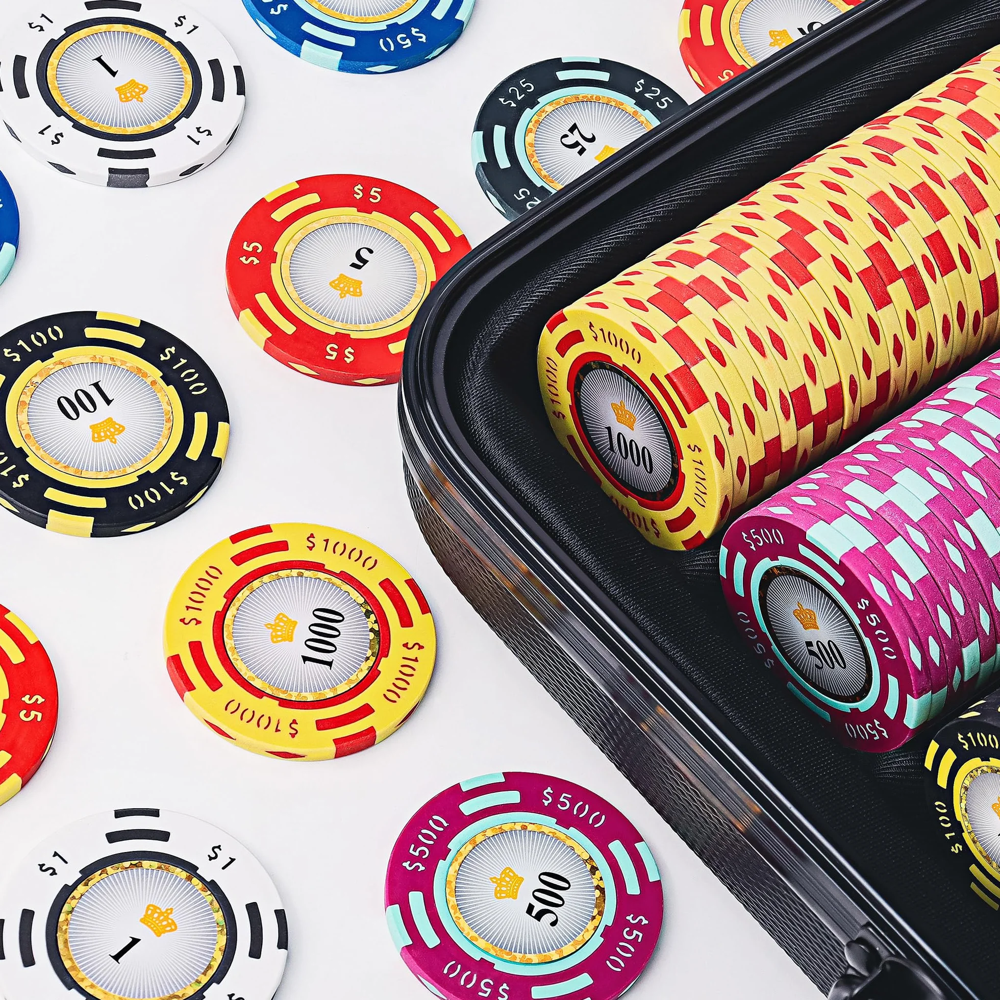 Versa Games Żetony pokerowe – zestaw glinianych żetonów pokerowych – zestaw Crown Casino Poker 13,5 g, 500 elementów, z nominałami liczbowymi – ulepszone etui na pokera