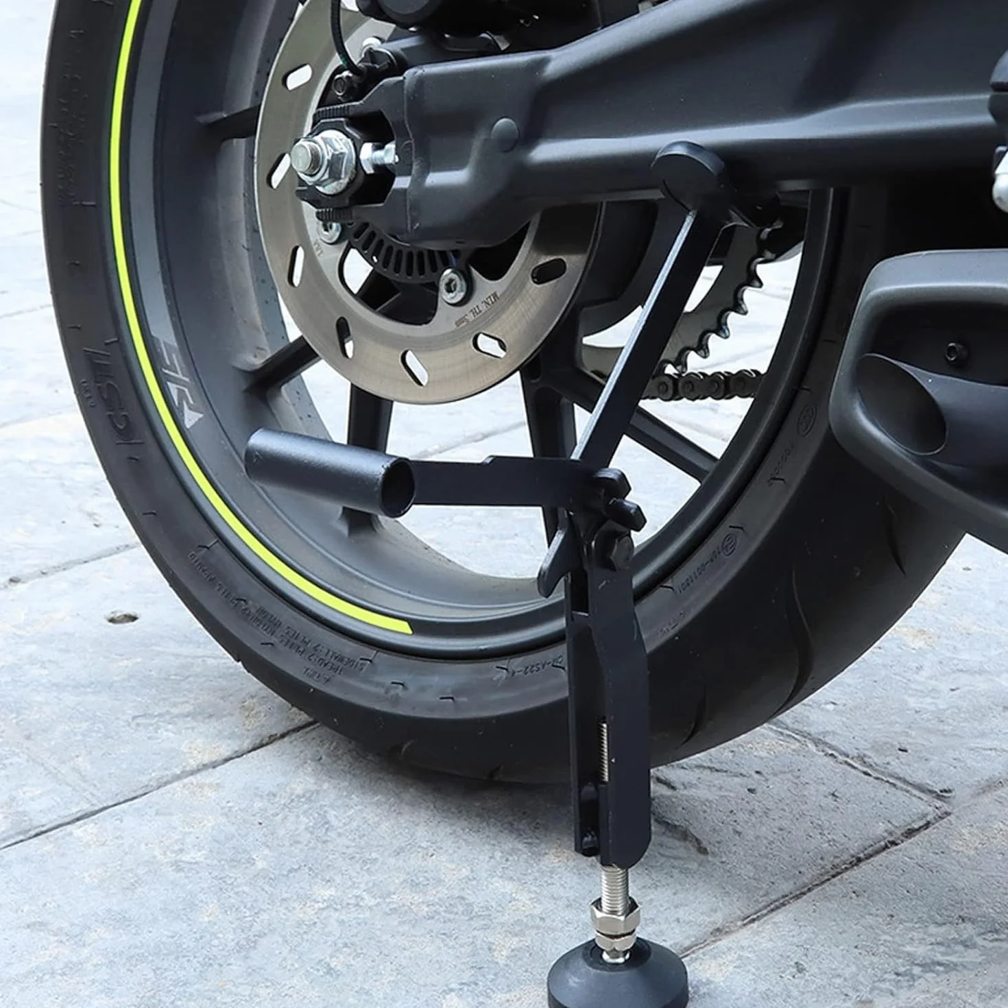 Stojak na koła motocyklowe uniwersalny czarny ze szczotką