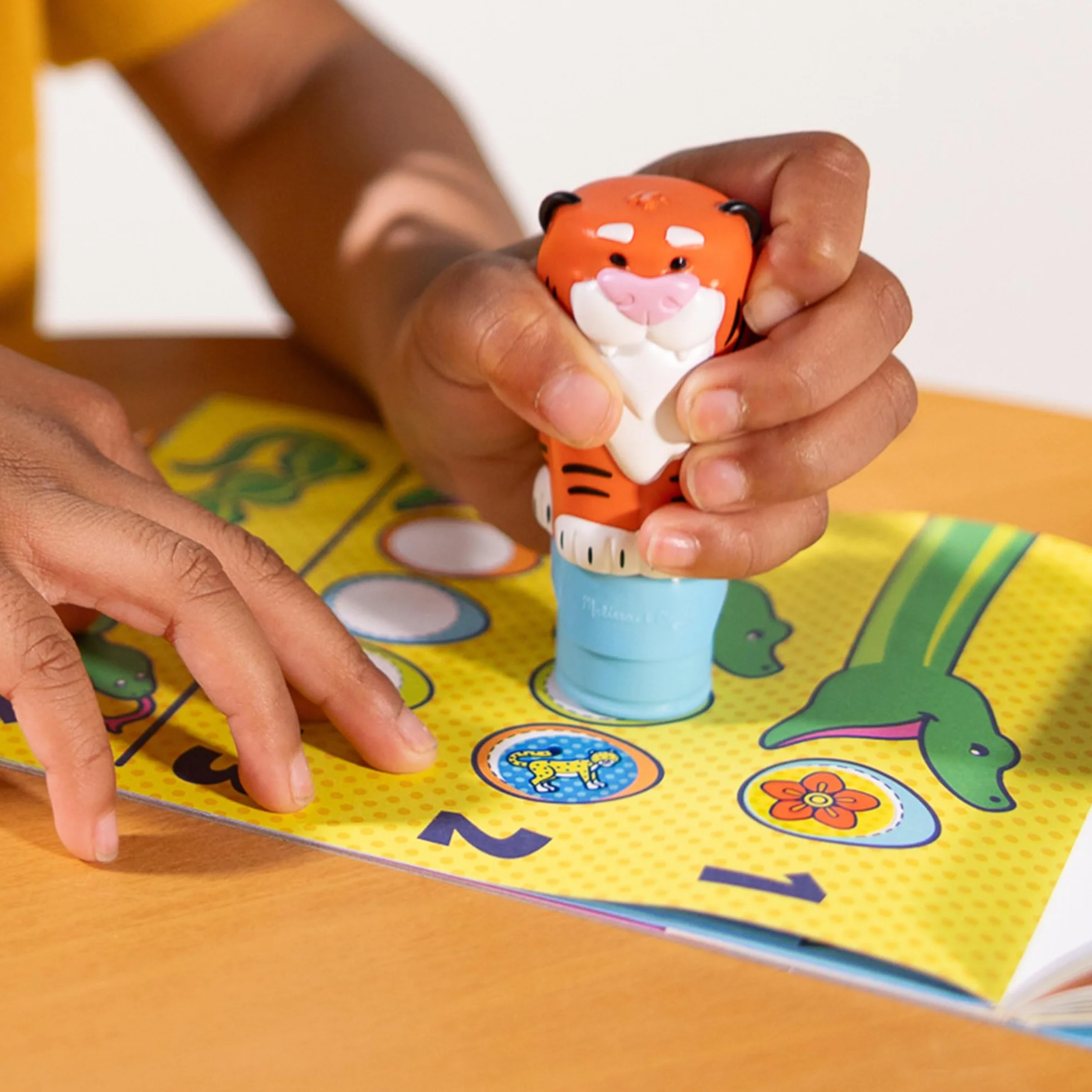 Melissa & Doug Naklejka WOW naklejka stempel i 24-stronicowa podkładka do aktywności, 300 naklejek, sztuka i rękodzieło, zabawka fidget, kolekcjonerska postać, tygrys - kreatywna zabawka podróżna do