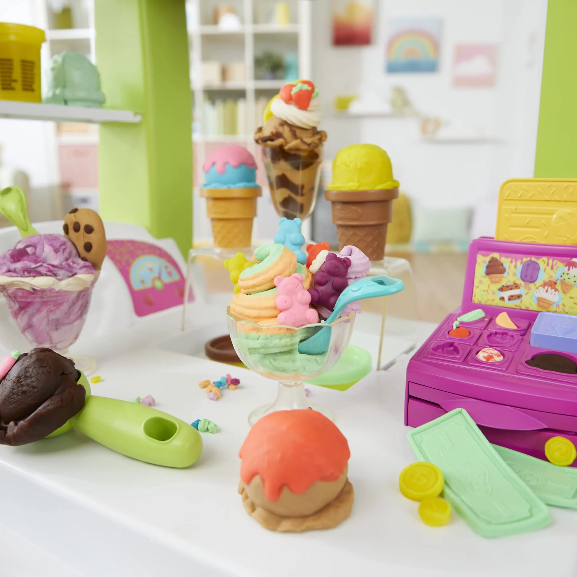 Zestaw do zabawy Play-Doh Kitchen Creations Najlepsza furgonetka z lodami z 27 akcesoriami, 12 pojemnikami z ciastoliną i realistycznymi dźwiękami