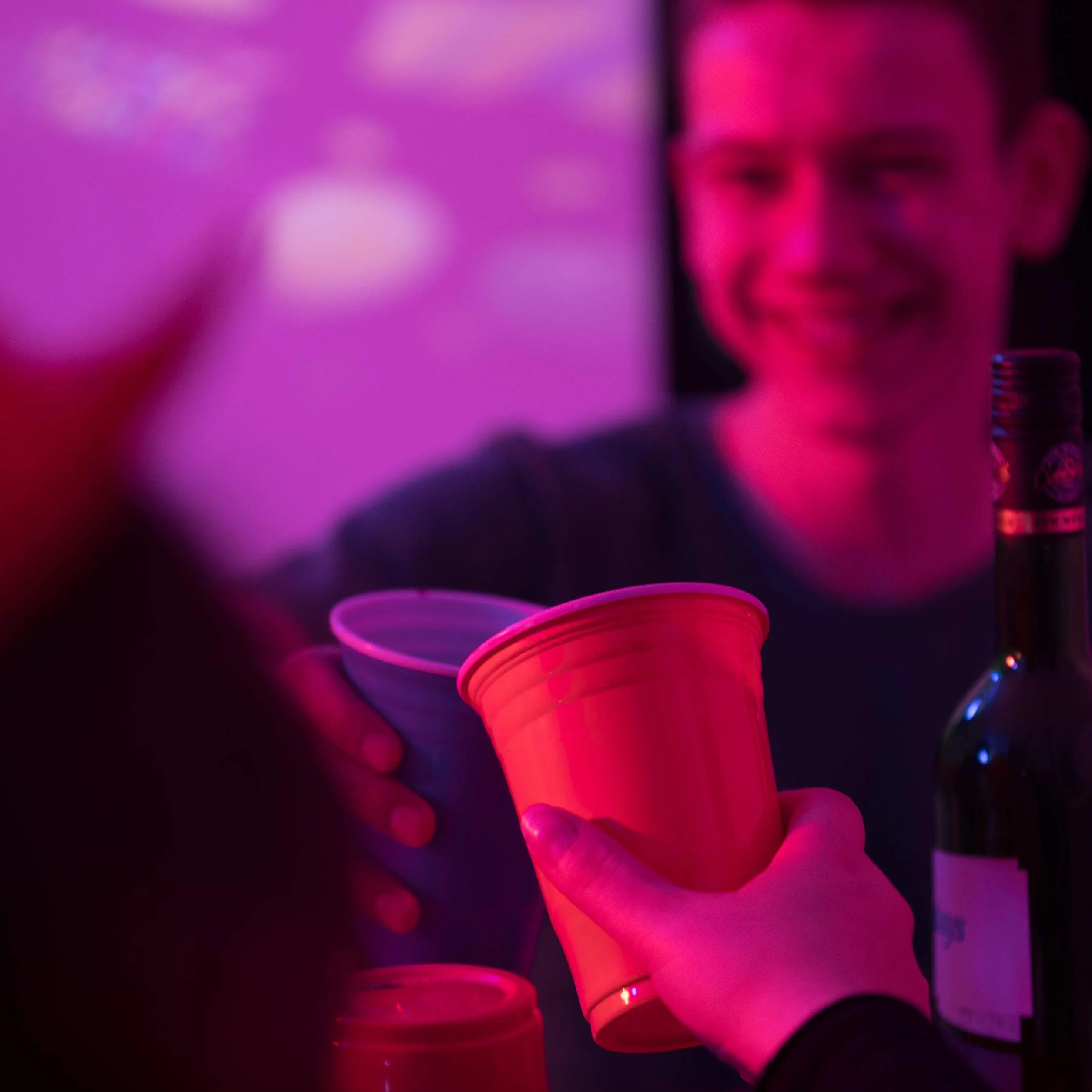 Relaxdays Zestaw kubków do piwa, pong, zestaw z 6 piłkami, 50 kubków do beer Pong, gra do picia, kubki imprezowe 16 oz, czerwony/niebieski