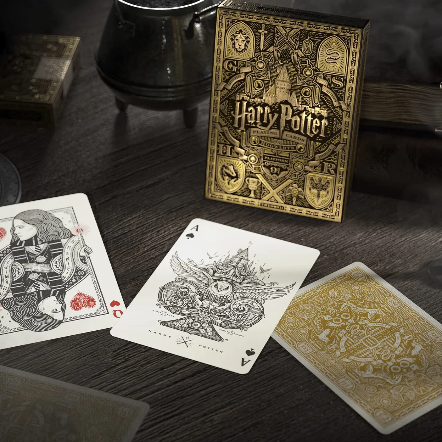 theory11 Karty do gry Harry Potter Wersja Żółta - Wysokiej jakości, 52 karty, Poker, Skat, Wyprodukowane w USA, Żółte, Unisex, 3+ lata, 36 miesięcy