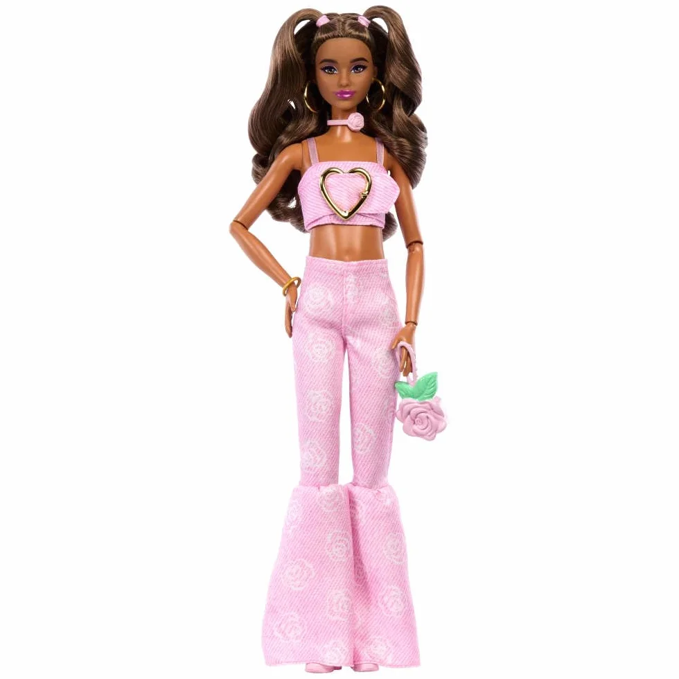 Barbie Deluxe Style Różowy denim Lalka #12 Falowane brązowe włosy, crop top i spodnie dzwony w róże, akcesoria, w tym torebka-róża i biżuteria, zabawka dla dzieci 4+, JJN72