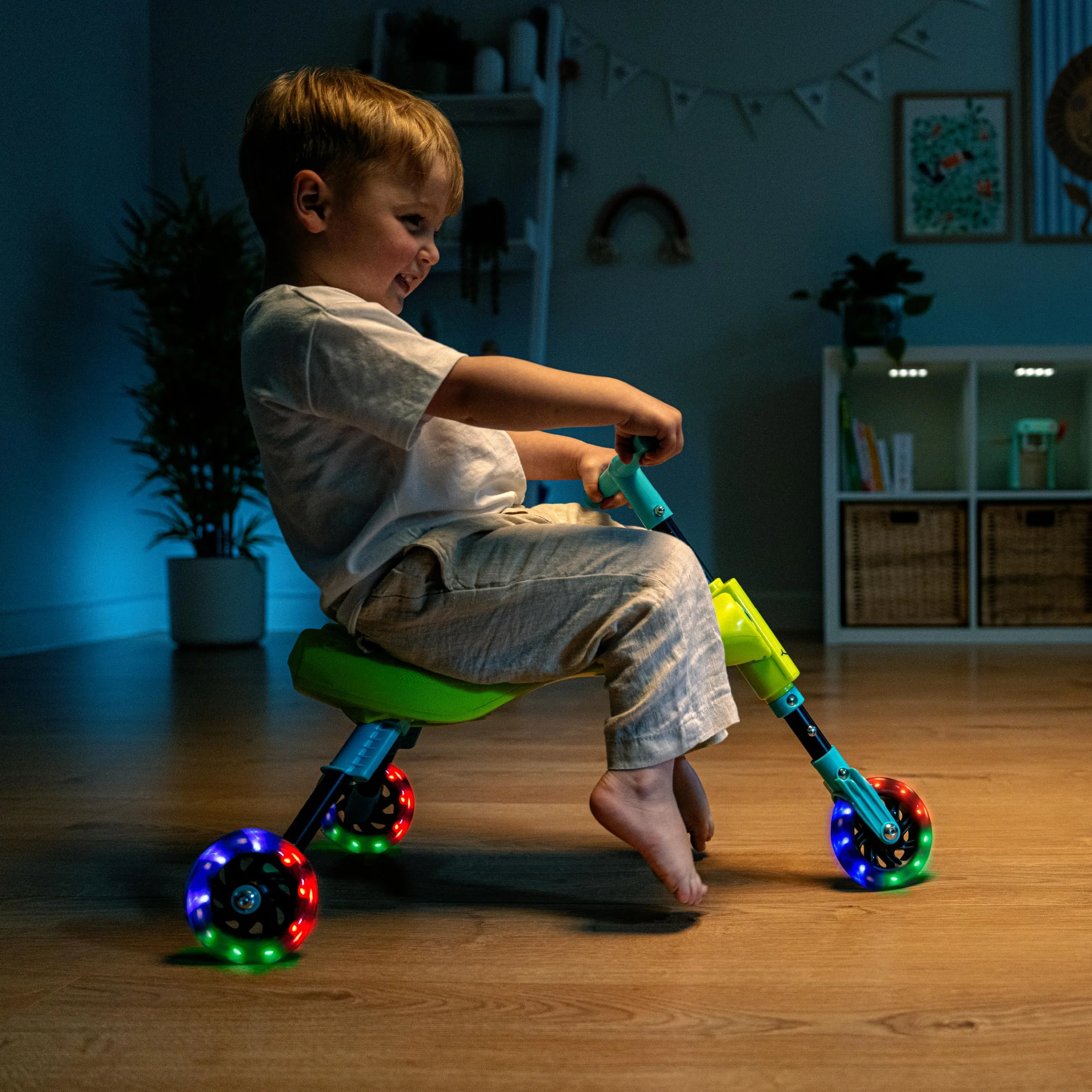 Scuttlebug 8615 Firefly Light Up Trike rower w wieku 1-3 lat, składany trójkołowy rower trójkołowy dla chłopców i dziewcząt w wieku 1+ lat, rozwijaj równowagę Twojego malucha i umiejętności