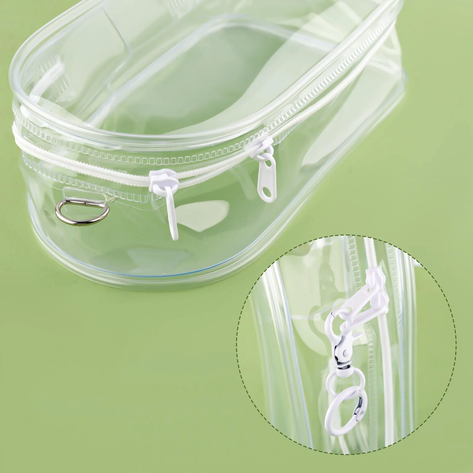 Tinoaly 2szt Torebek Ekspozycyjnych dla Lalek, 19,5x10,5cm Wodoodporna Torba Ekspozycyjna dla Lalek z PVC z Pomponem i Brelokiem Ochronna Torba na Przedmioty Kolekcjonerskie (Czarny i Biały)