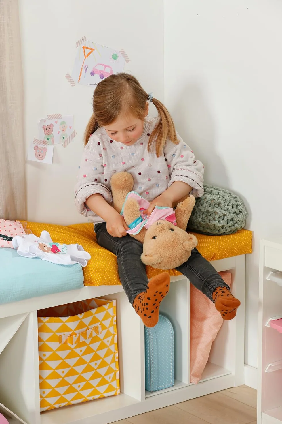 BABY born Śpiewający Teddy - Pluszowy miś z funkcją dźwięku & Biały śpioszki - Ruchome ramiona i nogi - Odpowiedni dla dzieci w wieku od 18 miesięcy - Śpiewaj 5 niemieckich piosenek z serii
