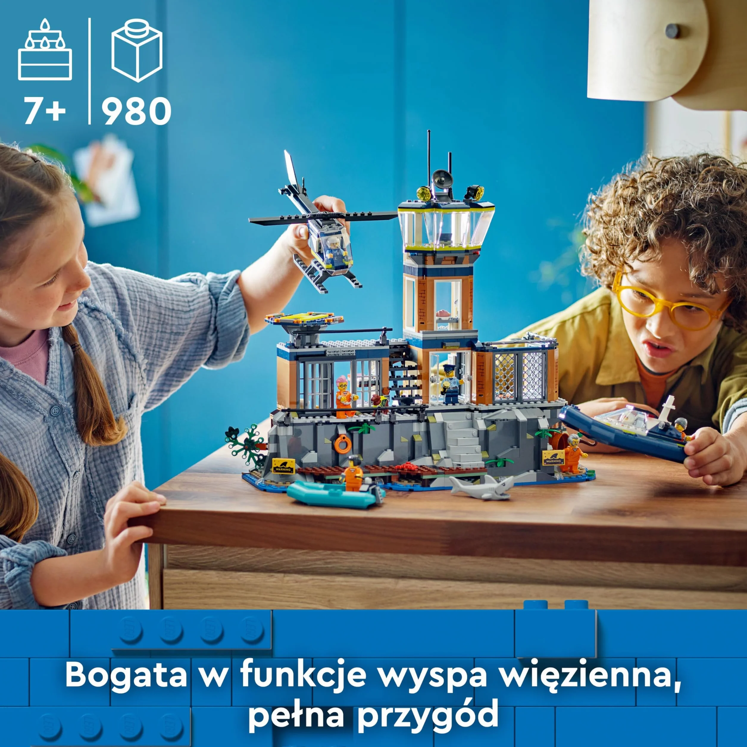 LEGO City Policja z Więziennej Wyspy 60419 dla chłopców i dziewczynek w wieku od siedmiu lat, którzy uwielbiają twórczą zabawę; helikopter, łódka i ponton, siedem minifigurek oraz figurki psa i rekina