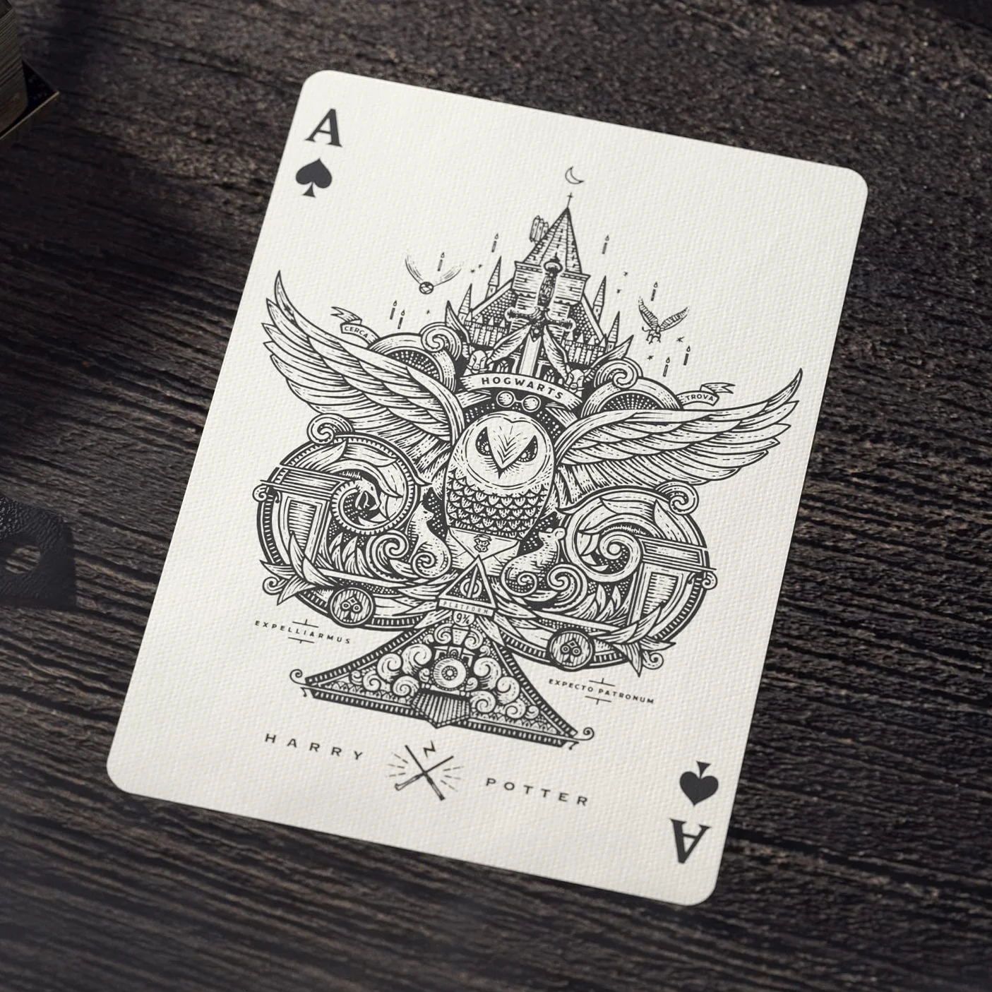 theory11 Karty do gry Harry Potter Wersja Żółta - Wysokiej jakości, 52 karty, Poker, Skat, Wyprodukowane w USA, Żółte, Unisex, 3+ lata, 36 miesięcy