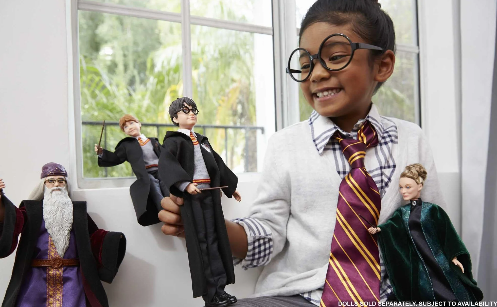 Mattel Harry Potter Lalka kolekcjonerska (wysokość: 26 cm) z mundurkiem Hogwartu, szatą Gryffindoru i różdżką, FYM50