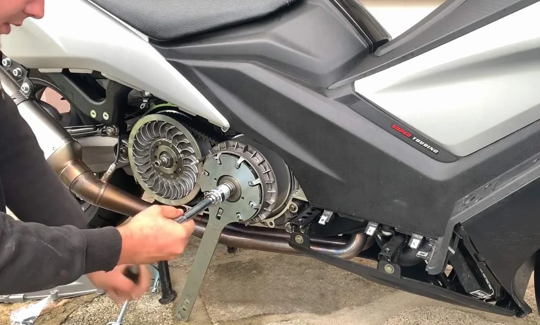 Easyboost Klucze do blokowania wariatora i korektora momentu dla Kymco AK 550 - Niezbędne narzędzia do demontażu i wymiany rolek, paska oraz sprężyny dociskowej