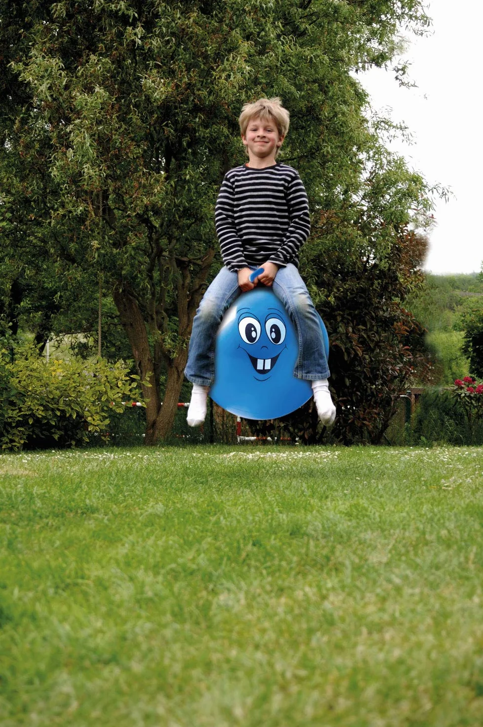 Idena 40094 - piłka do skakania Happy Face w kolorze niebieskim, średnica ok. 45-50 cm, obciążenie do 50 kg, idealna na lato, do parku lub przedszkola