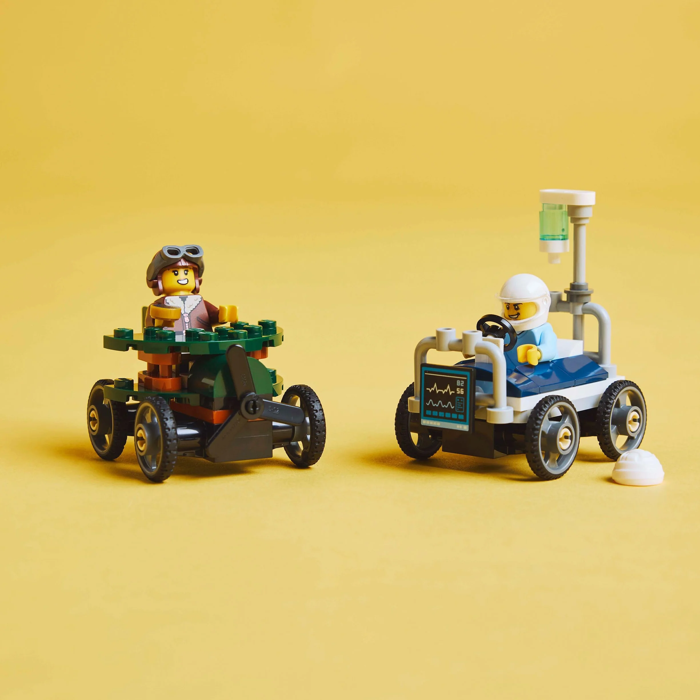 LEGO City Zestaw Wyścigówek: Samolot Kontra Łóżko Szpitalne, Konstrukcyjna Zabawka dla Dziecka do Zbudowania, Pojazdy z Minifigurkami, Kreatywny Prezent dla 5-latka, dla Chłopca i Dziewczynki, 60459