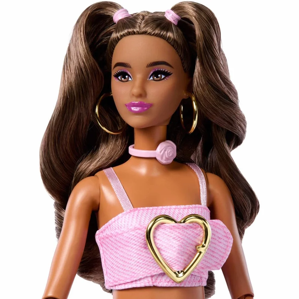 Barbie Deluxe Style Różowy denim Lalka #12 Falowane brązowe włosy, crop top i spodnie dzwony w róże, akcesoria, w tym torebka-róża i biżuteria, zabawka dla dzieci 4+, JJN72