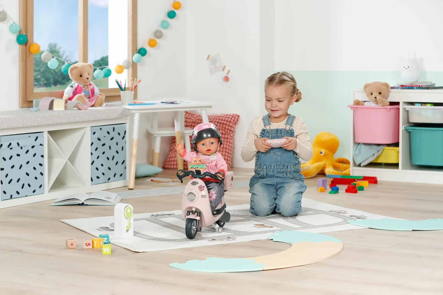 BABY born E-Scooter - Zdalnie sterowana hulajnoga z akcesoriami w zestawie, zasilana bateriami, pasuje do wszystkich nadgarstków o obwodzie 43 cm