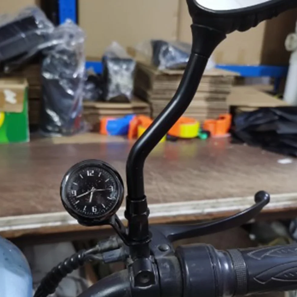 Gdfnmogo Metalowy zegar na kierownicę motocykla, zaprojektowany z myślą o dokładnym pomiarze czasu i łatwym dopasowaniu