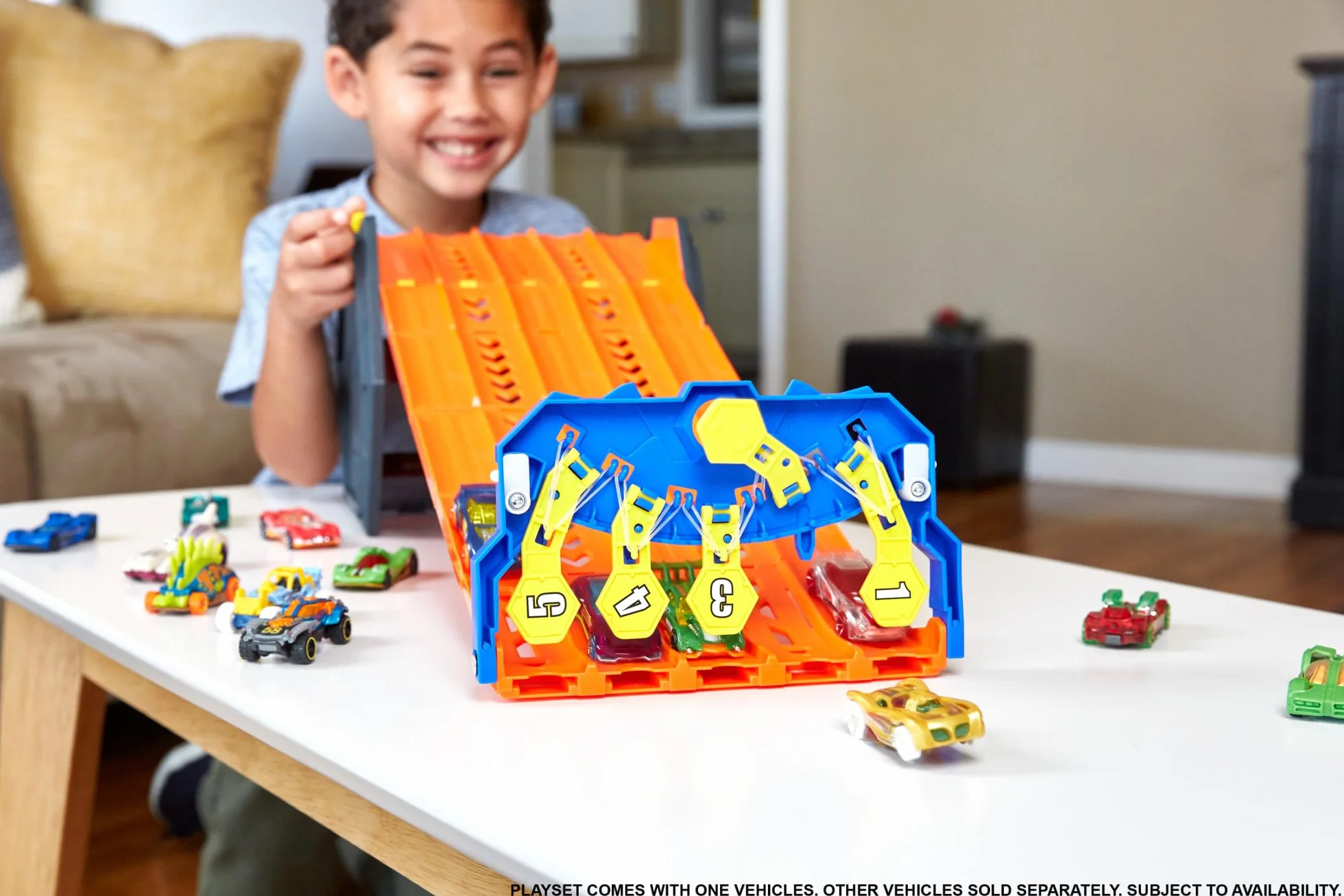 Hot Wheels HGK41 - Zestaw torów wyścigowych, które się rozwijają, tworząc pięciopasmowy tor wyścigowy, od 4 do 10 lat