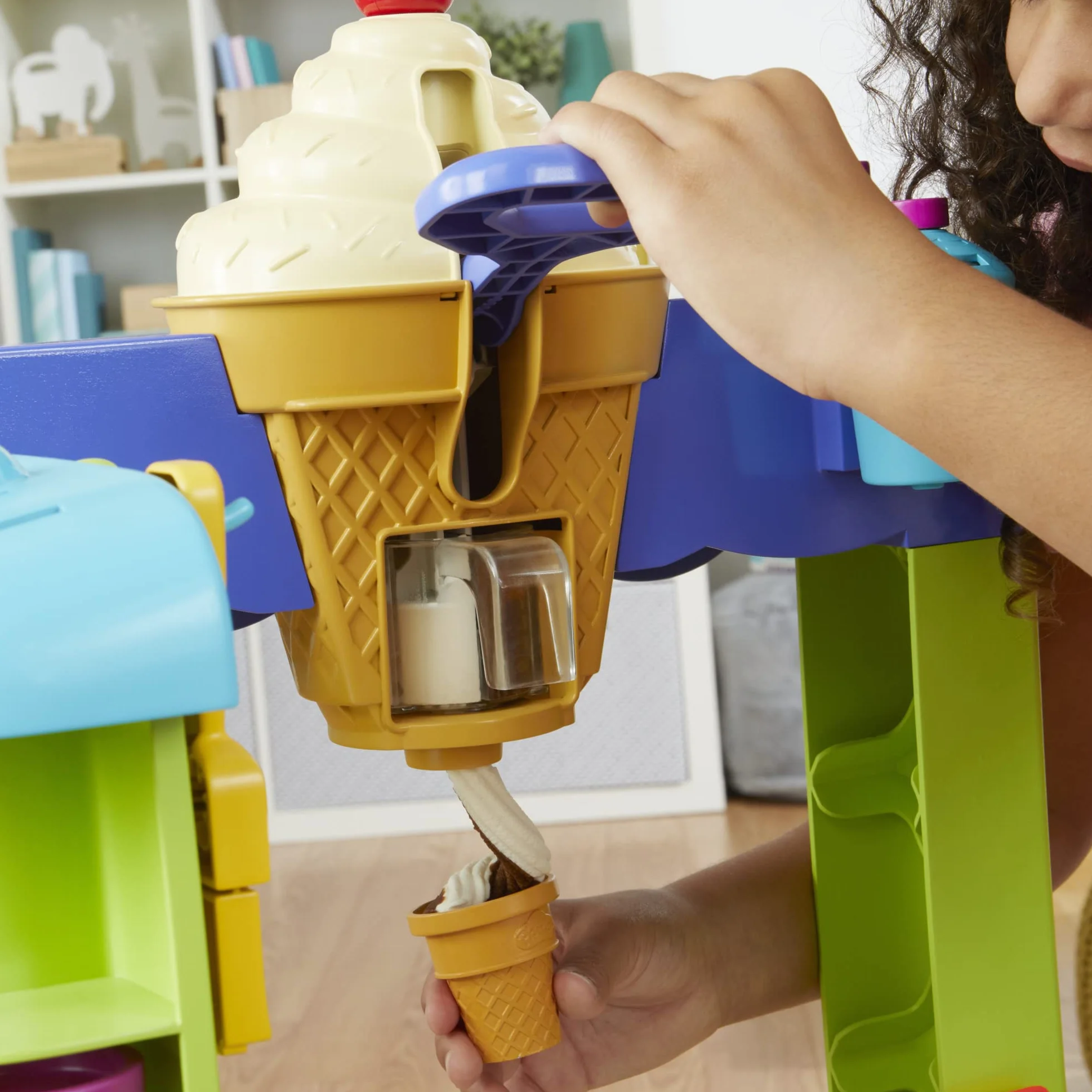 Zestaw do zabawy Play-Doh Kitchen Creations Najlepsza furgonetka z lodami z 27 akcesoriami, 12 pojemnikami z ciastoliną i realistycznymi dźwiękami
