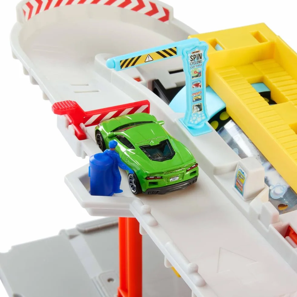 Matchbox Myjnia Turbo Cyklon Zestaw do zabawy z samochodzikiem Corvette i lawetą w skali 1:64 oraz obrotowym tunelem „myjącym”; myjnia samochodowa, warsztat i parking, zabawka dla dzieci, JGB68