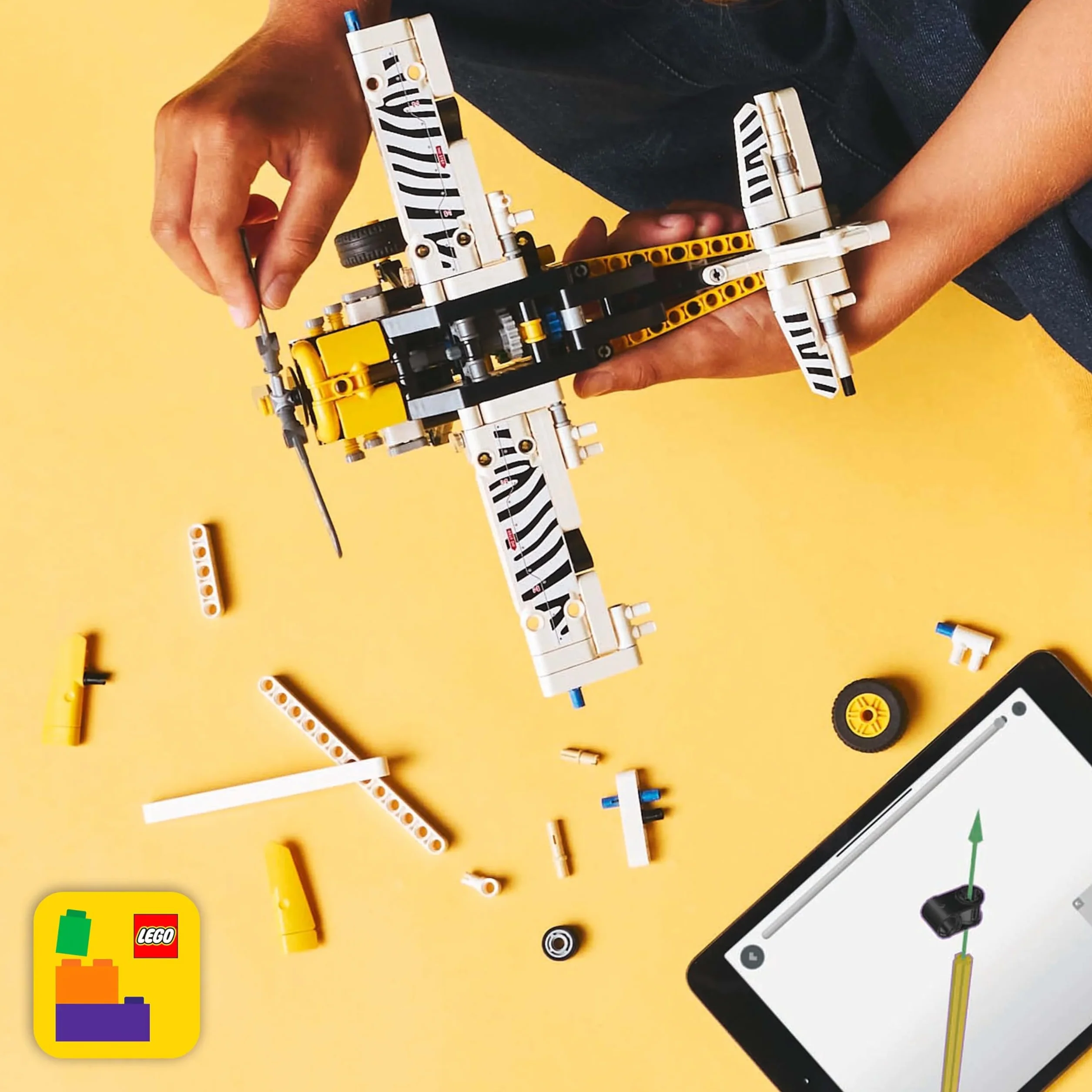LEGO Technic Samolot Transportowy, Konstrukcyjna Zabawka dla Dziecka do Zbudowania i Odgrywania Ról, Model Pojazdu z Klocków, Kreatywny Prezent dla 8-latka, dla Chłopca i Dziewczynki, 42198