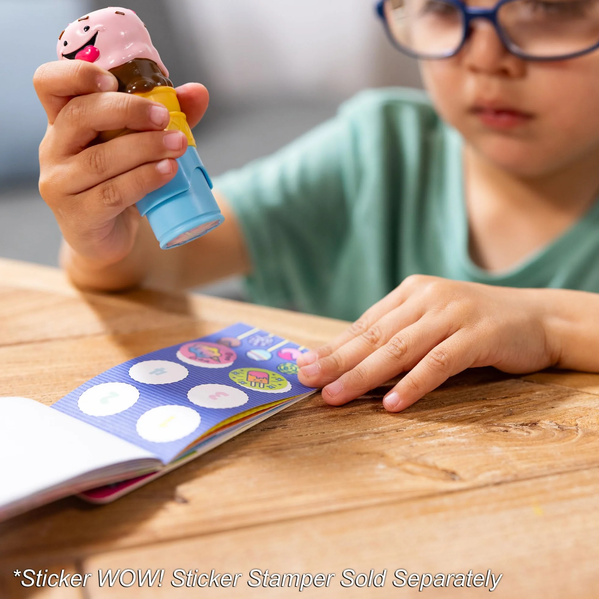 Melissa & Doug Naklejka Wow! Mini blok aktywności i 200 naklejek do ładowania zabawek Fidget Stempel kolekcjonerski do dzieł sztuki, naklejki różne ulubione przedmioty