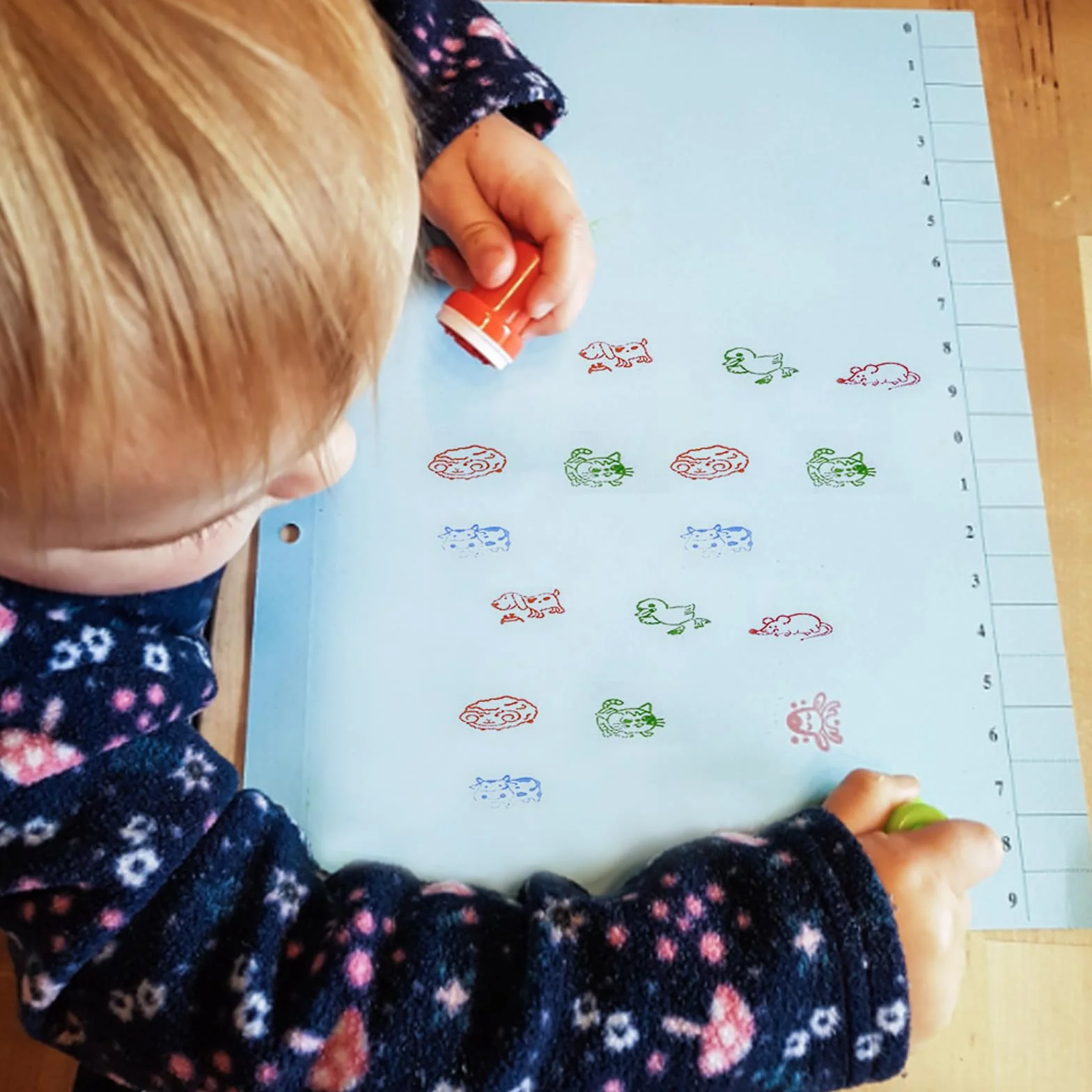 Nutabevr Zestaw 30 sztuk pieczątek do samodzielnego barwienia, wielokolorowe zwierzęta, urocze pieczątki z tworzywa sztucznego, na nagrody w klasie, na imprezę, prezent urodzinowy dla dzieci