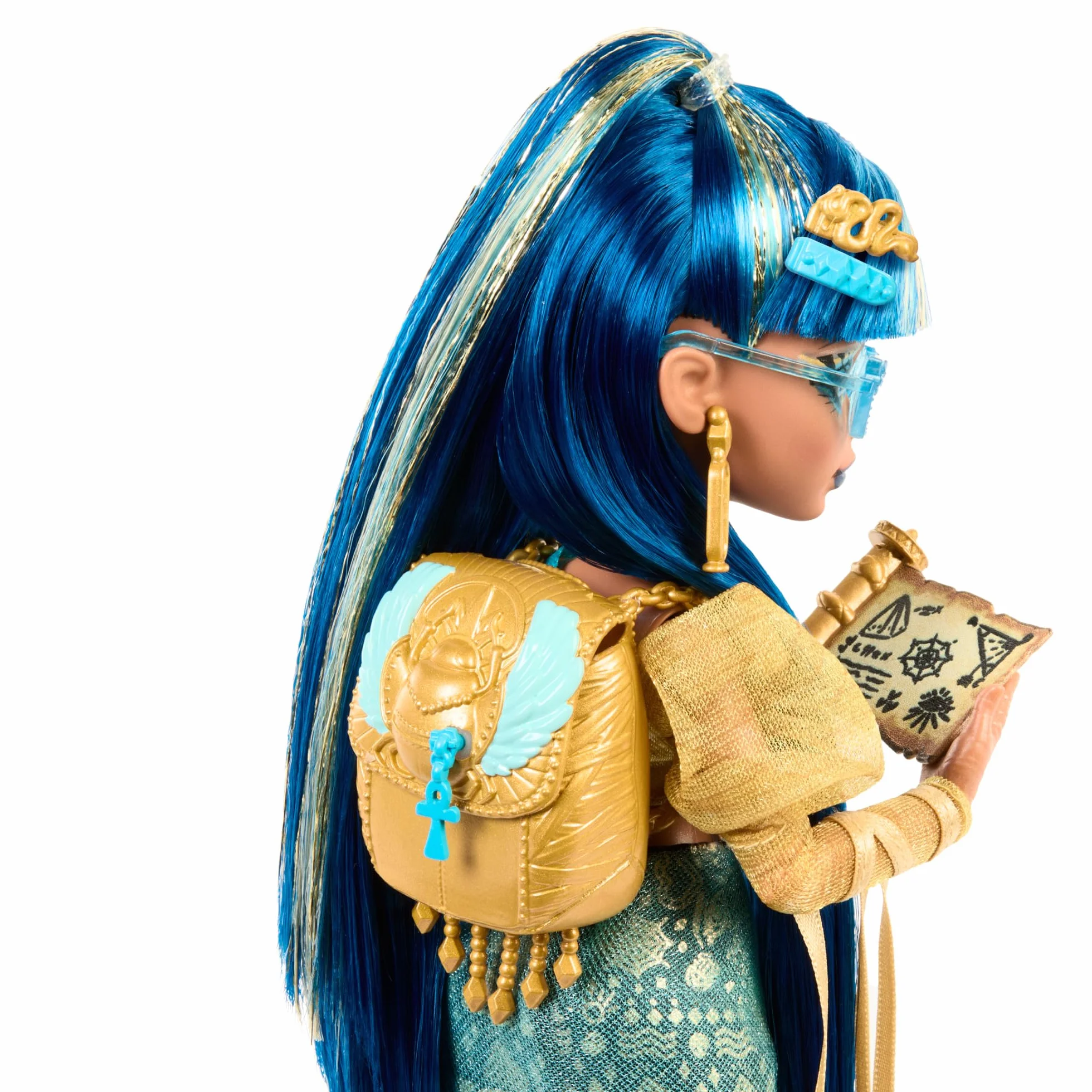 Monster High Cleo De Nile Lalka w złocistej bluzce i spódniczce z hieroglifami, kobra Hissette i akcesoria, takie jak plecak, „przekąska” i „papirus”, HXH74